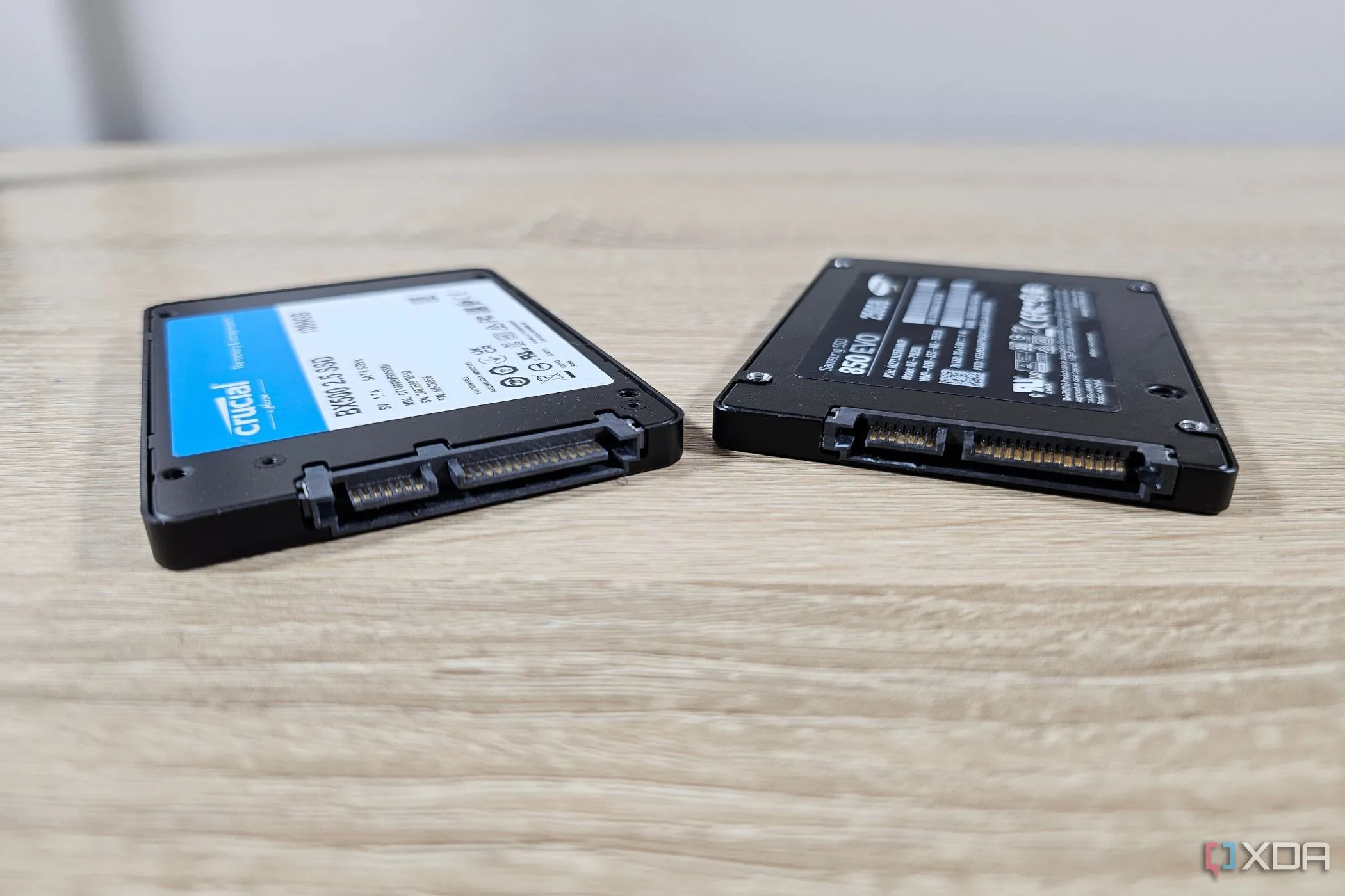 Hình ảnh hai ổ cứng SSD của Samsung và Crucial đặt cạnh nhau trên bàn, minh họa tính dễ dàng trong việc lắp đặt và thay thế SATA SSD.