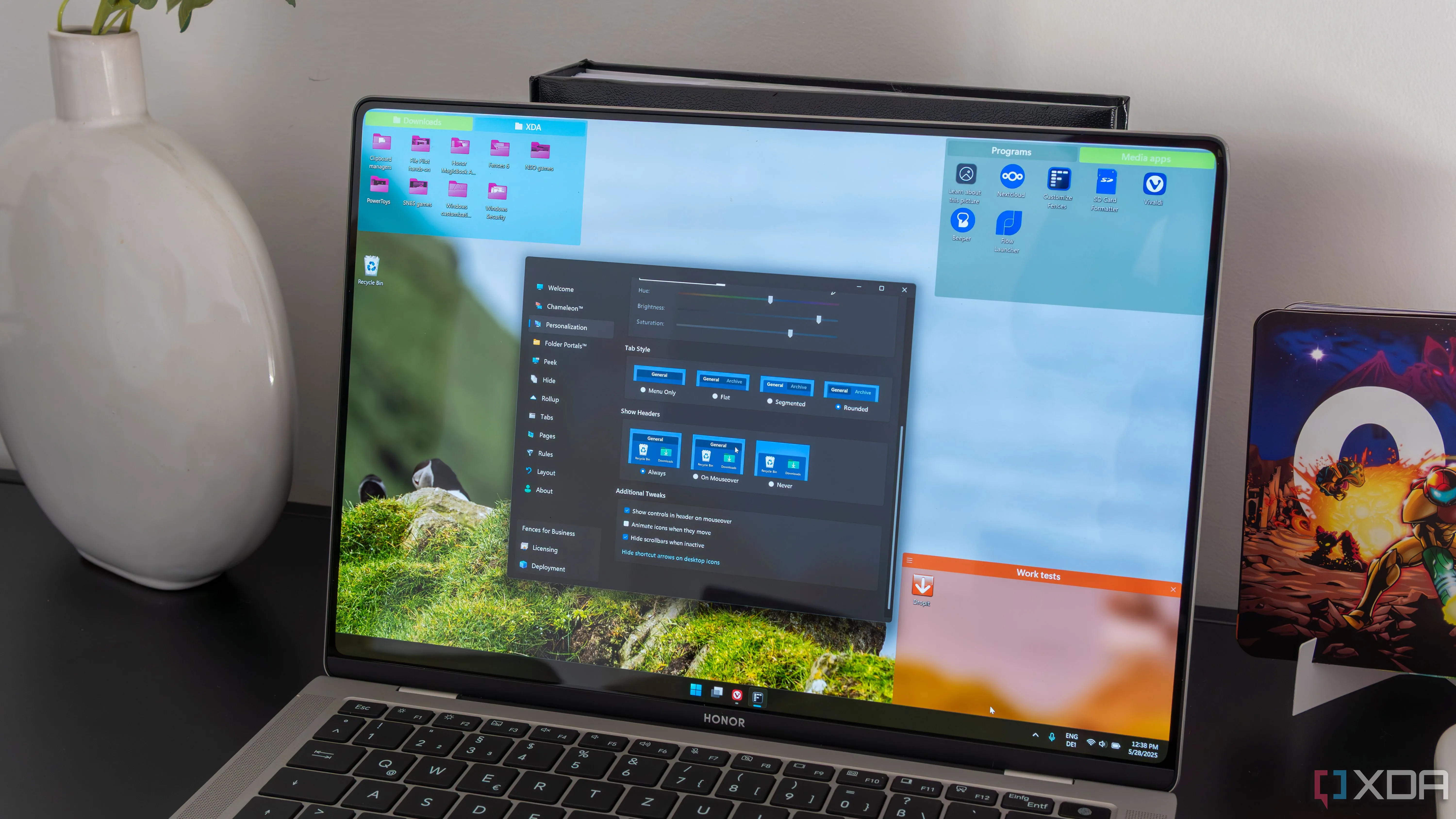 Hình ảnh laptop chạy Windows 11, thể hiện các thay đổi trong cài đặt tìm kiếm