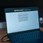 Hình ảnh laptop đang chạy quá trình cài đặt Proxmox VE, minh họa việc tái sử dụng phần cứng cũ cho home server