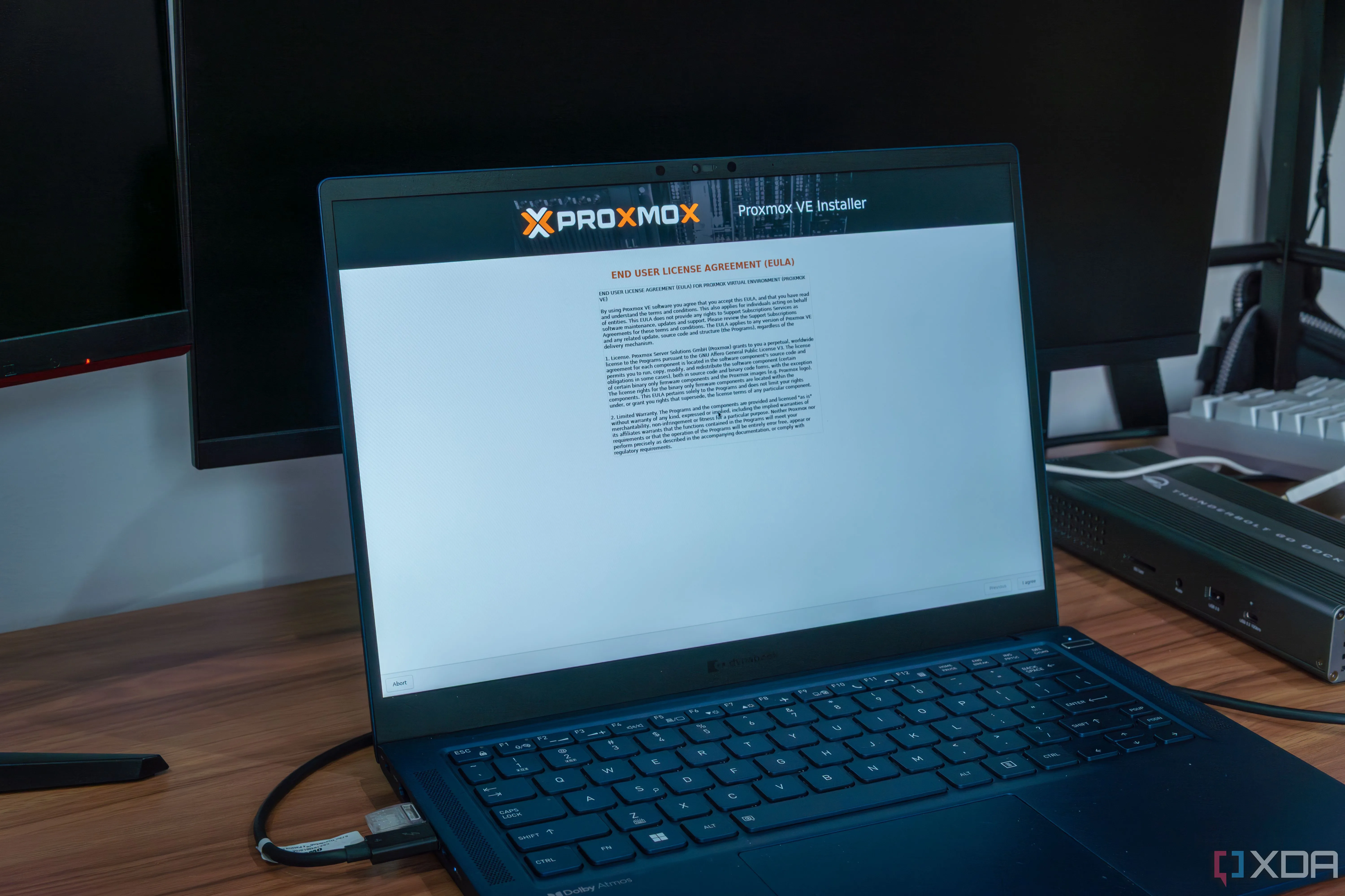 Hình ảnh laptop đang chạy quá trình cài đặt Proxmox VE, minh họa việc tái sử dụng phần cứng cũ cho home server