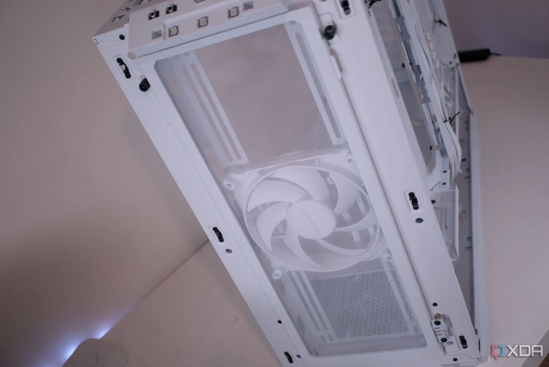Hình ảnh lưới lọc bụi mặt trước của vỏ case Be Quiet! Dark Base 701 đã được tháo ra để chuẩn bị vệ sinh.