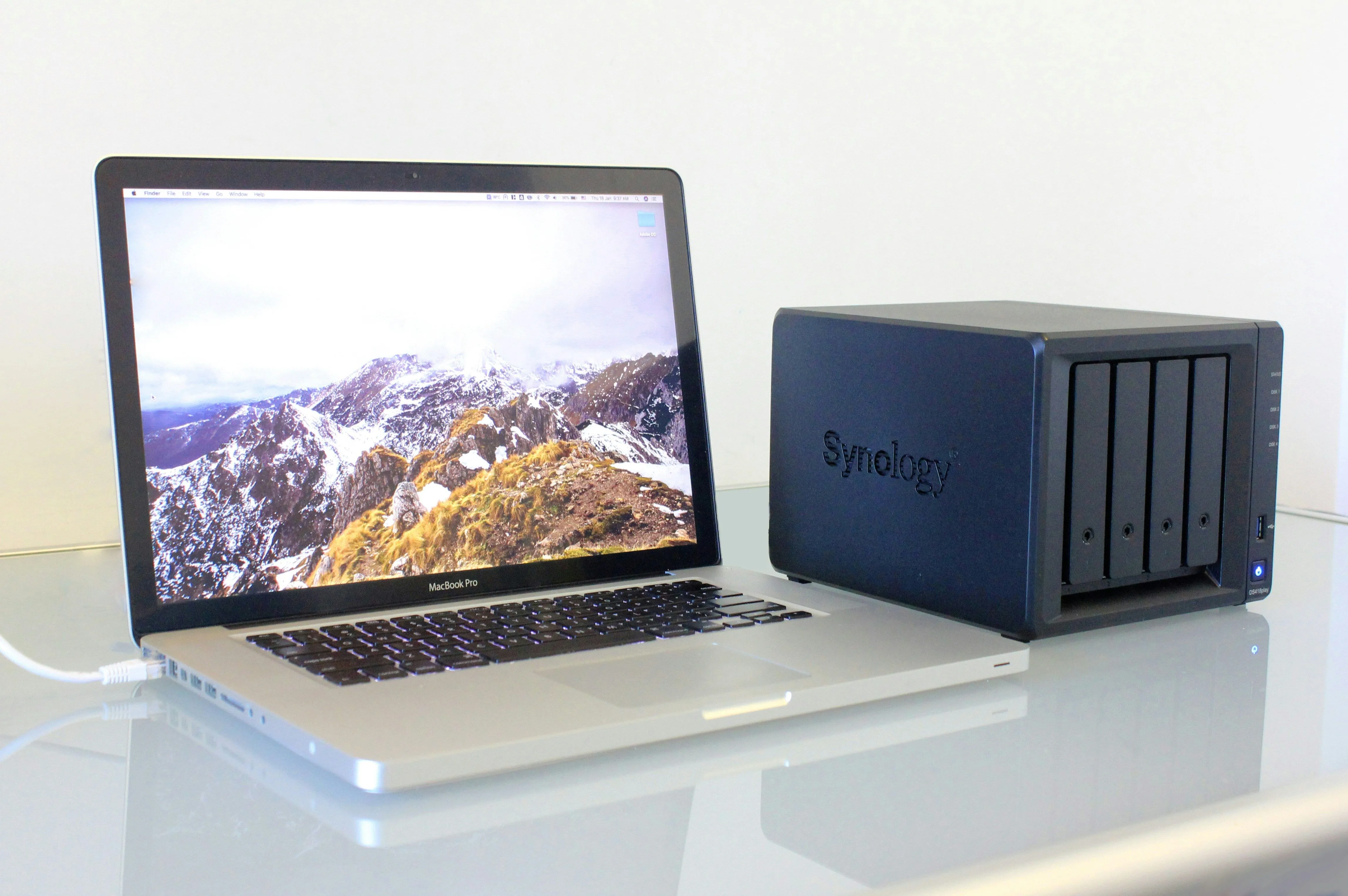 Hình ảnh MacBook Pro được kết nối với NAS Synology