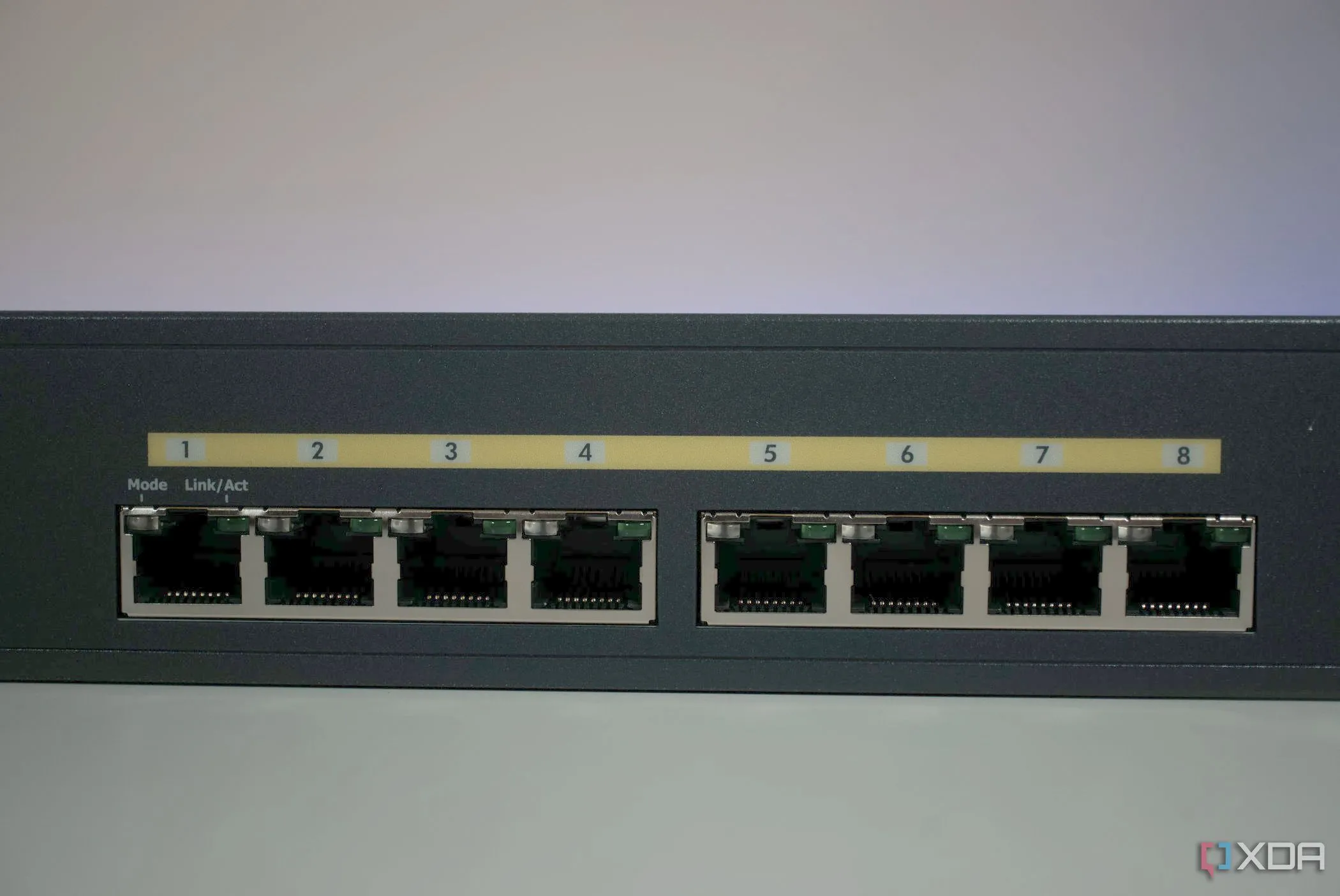 Hình ảnh mặt trước switch PoE EnGenius ECS112FP với các cổng cấp nguồn qua Ethernet