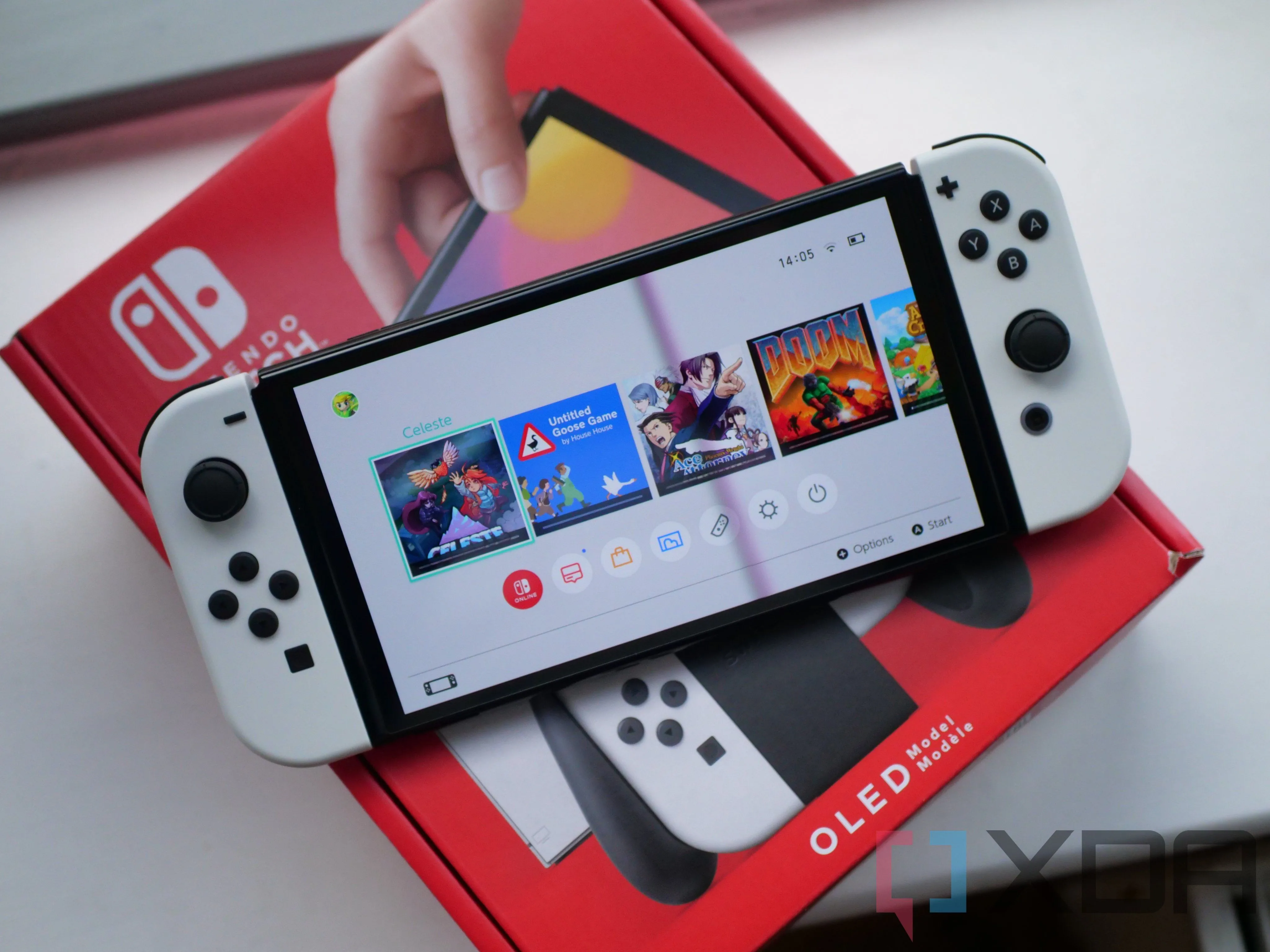 Hình ảnh máy chơi game Nintendo Switch OLED màu trắng với joy-con trên dock, minh họa phần cứng cũ của Switch đời đầu