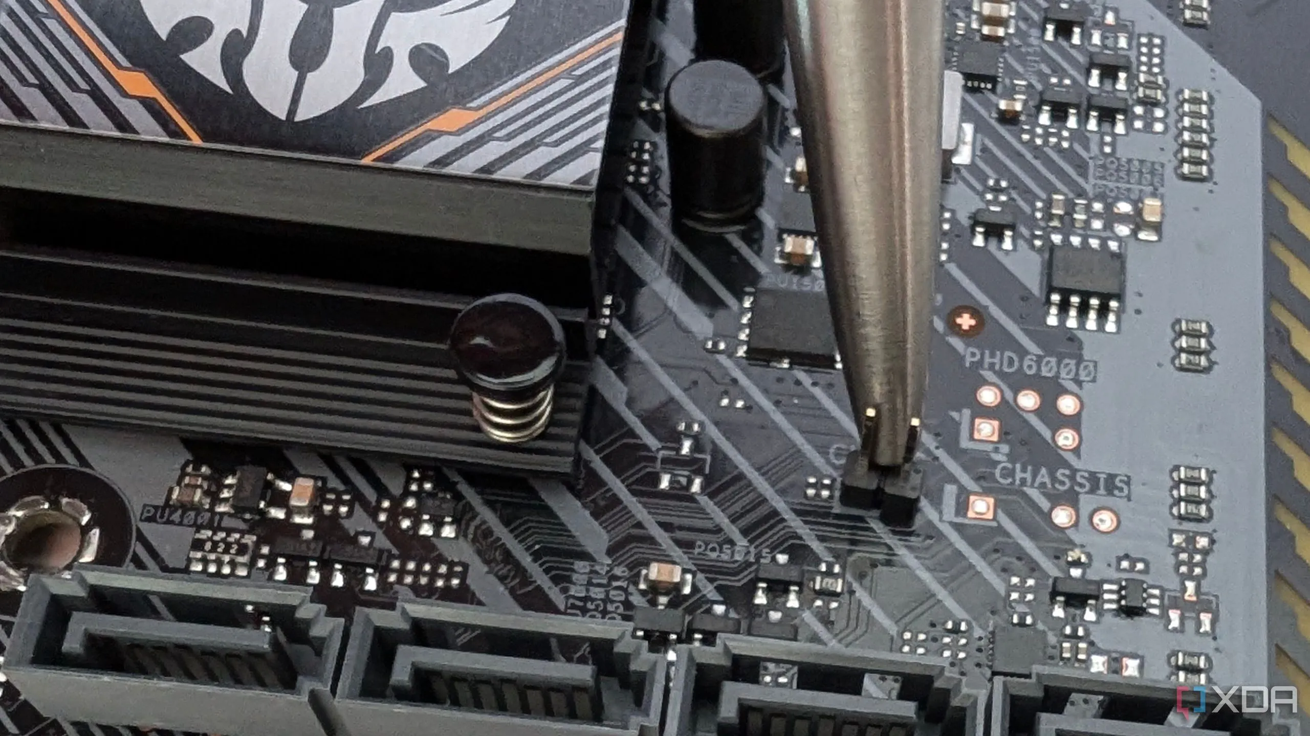 Hình ảnh minh họa cách xóa CMOS (Clear CMOS) trên bo mạch chủ AMD AM5 để khôi phục cài đặt gốc.