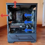 Hình ảnh minh họa hệ thống quạt tản nhiệt trong vỏ case MSI MAG Forge 110R với ba quạt hút và hai quạt đẩy, thể hiện cấu hình áp suất dương để tối ưu luồng khí và giảm bụi bẩn trong PC.