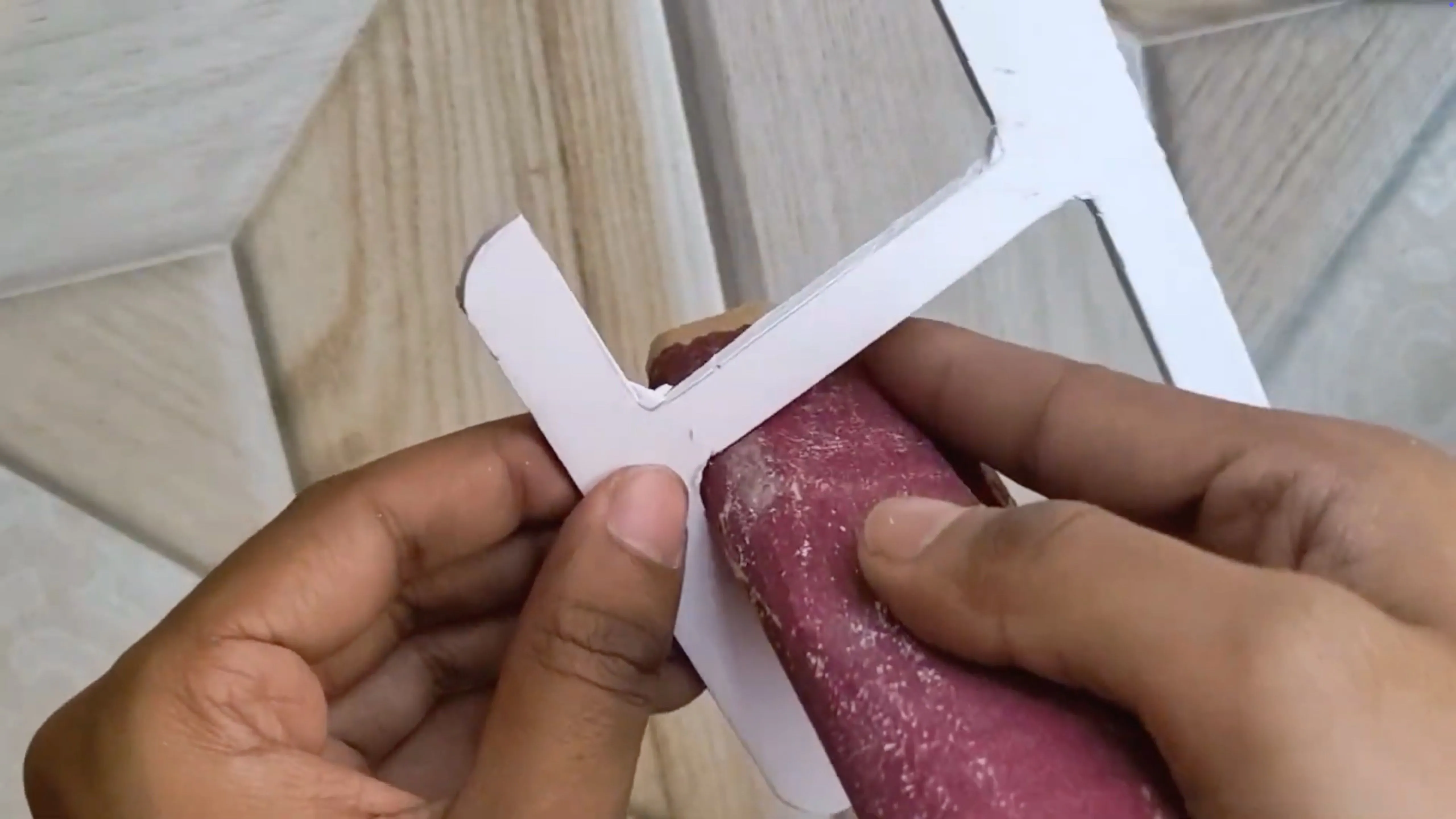 Hình ảnh mô tả quá trình chà nhám các cạnh thô của bản in 3D, một kỹ thuật hậu xử lý phức tạp khi làm việc với nhựa Polypropylene (PP).