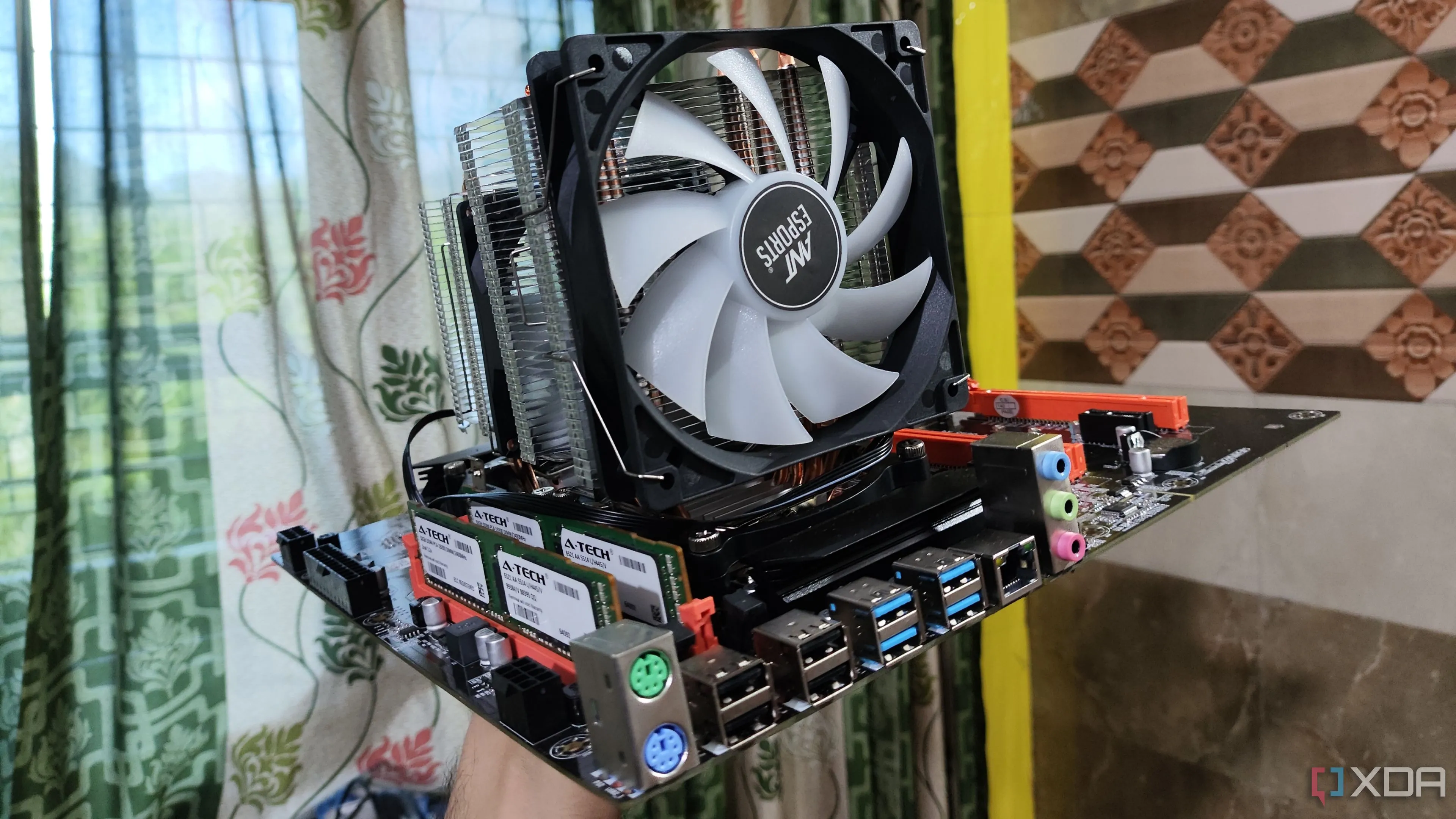 Hình ảnh một bo mạch chủ Dual Xeon X99 không vỏ case, thể hiện ý tưởng PC dạng workbench