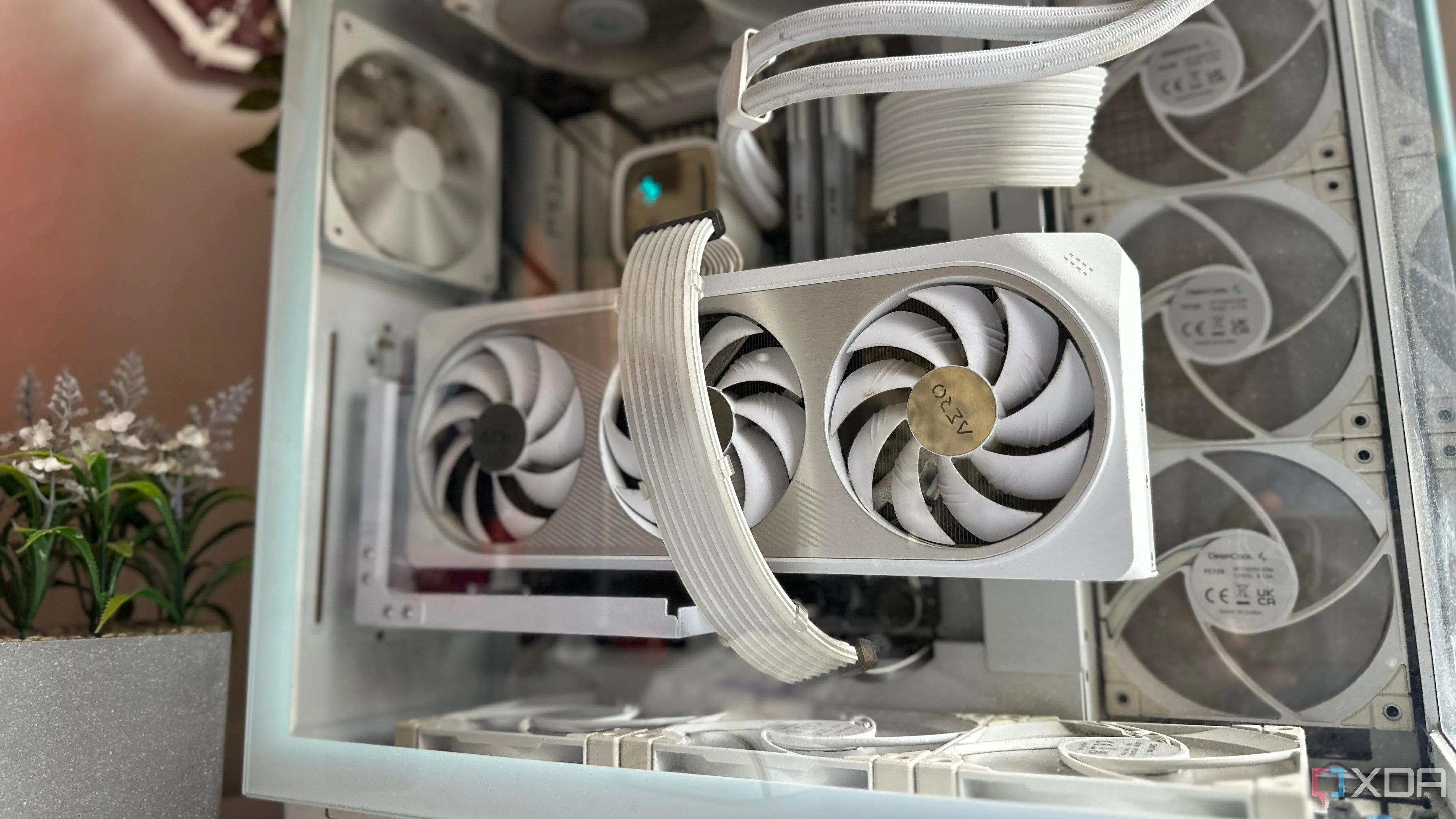 Hình ảnh một bộ máy tính chơi game màu trắng với card đồ họa được gắn dọc (vertical mount)