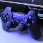 Hình ảnh một chiếc console PlayStation 3 và tay cầm DualShock 3, biểu tượng cho nỗ lực bảo mật của Sony