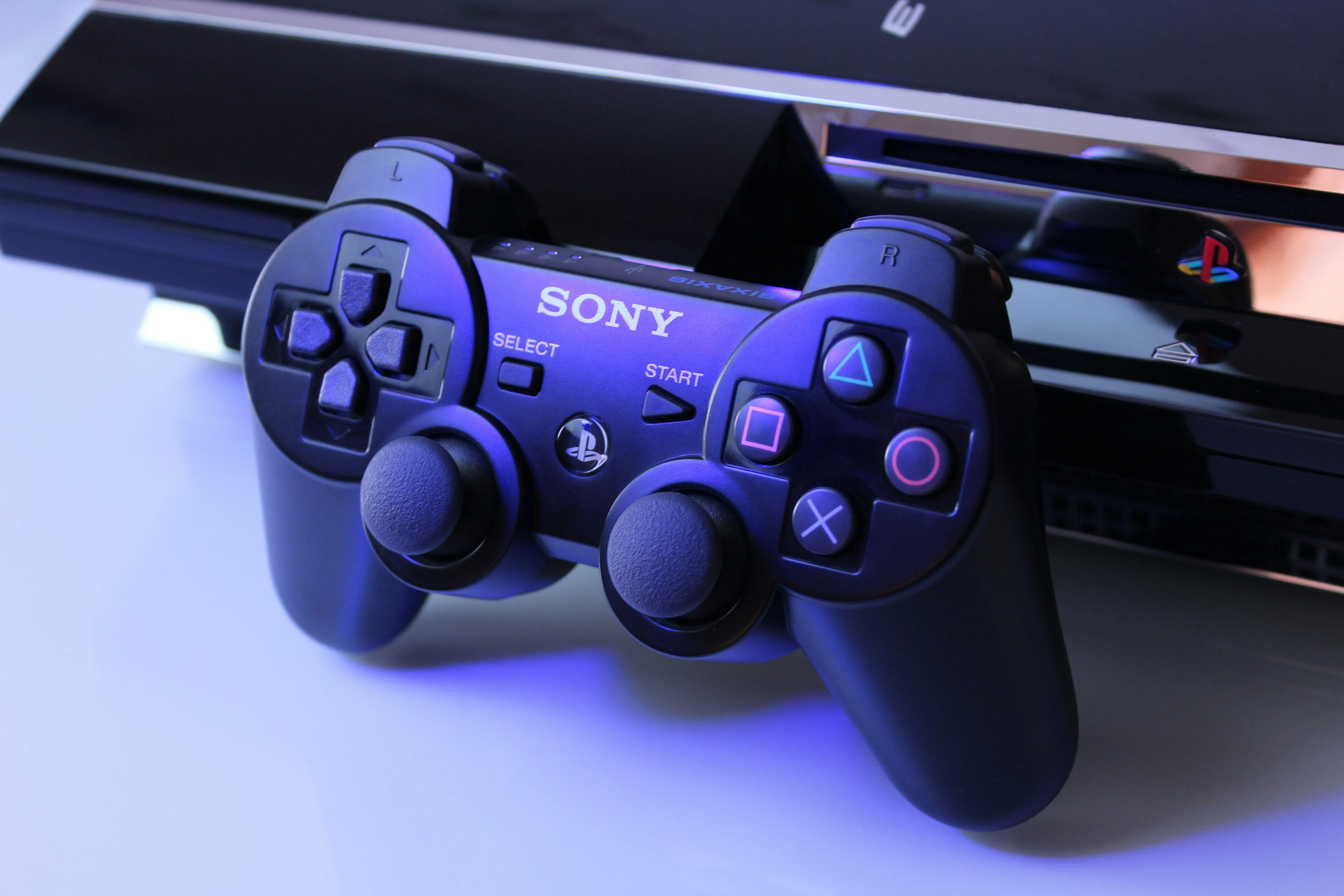 Hình ảnh một chiếc console PlayStation 3 và tay cầm DualShock 3, biểu tượng cho nỗ lực bảo mật của Sony