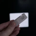 Hình ảnh một chiếc USB flash đại diện cho Ventoy, công cụ giúp khởi động nhiều hệ điều hành Linux trực tiếp từ USB.