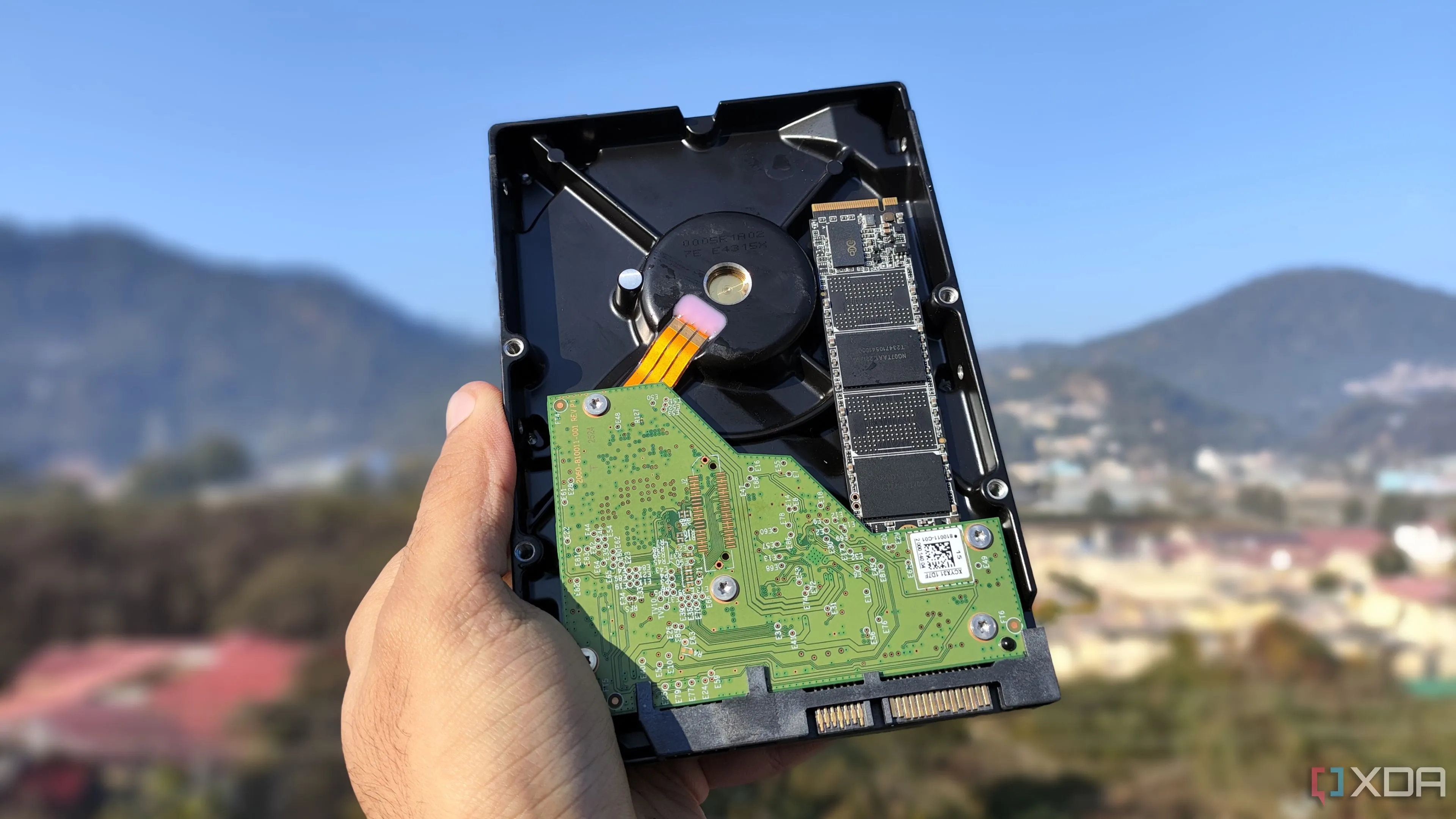 Hình ảnh một người đang cầm ổ cứng HDD và SSD để vệ sinh NAS.
