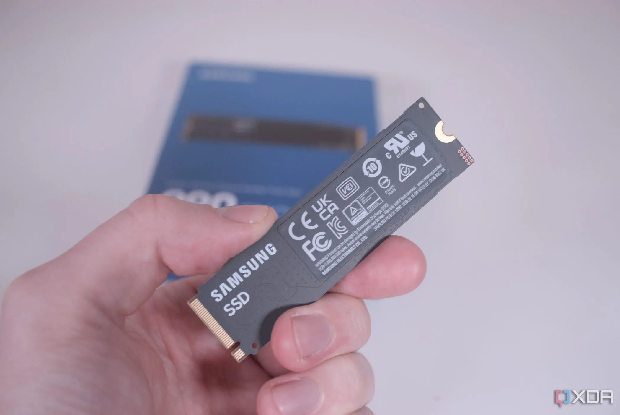 Hình ảnh một ổ cứng thể rắn (SSD) chất lượng cao, minh họa cho tầm quan trọng của việc lựa chọn ổ đĩa phù hợp cho Proxmox VE.