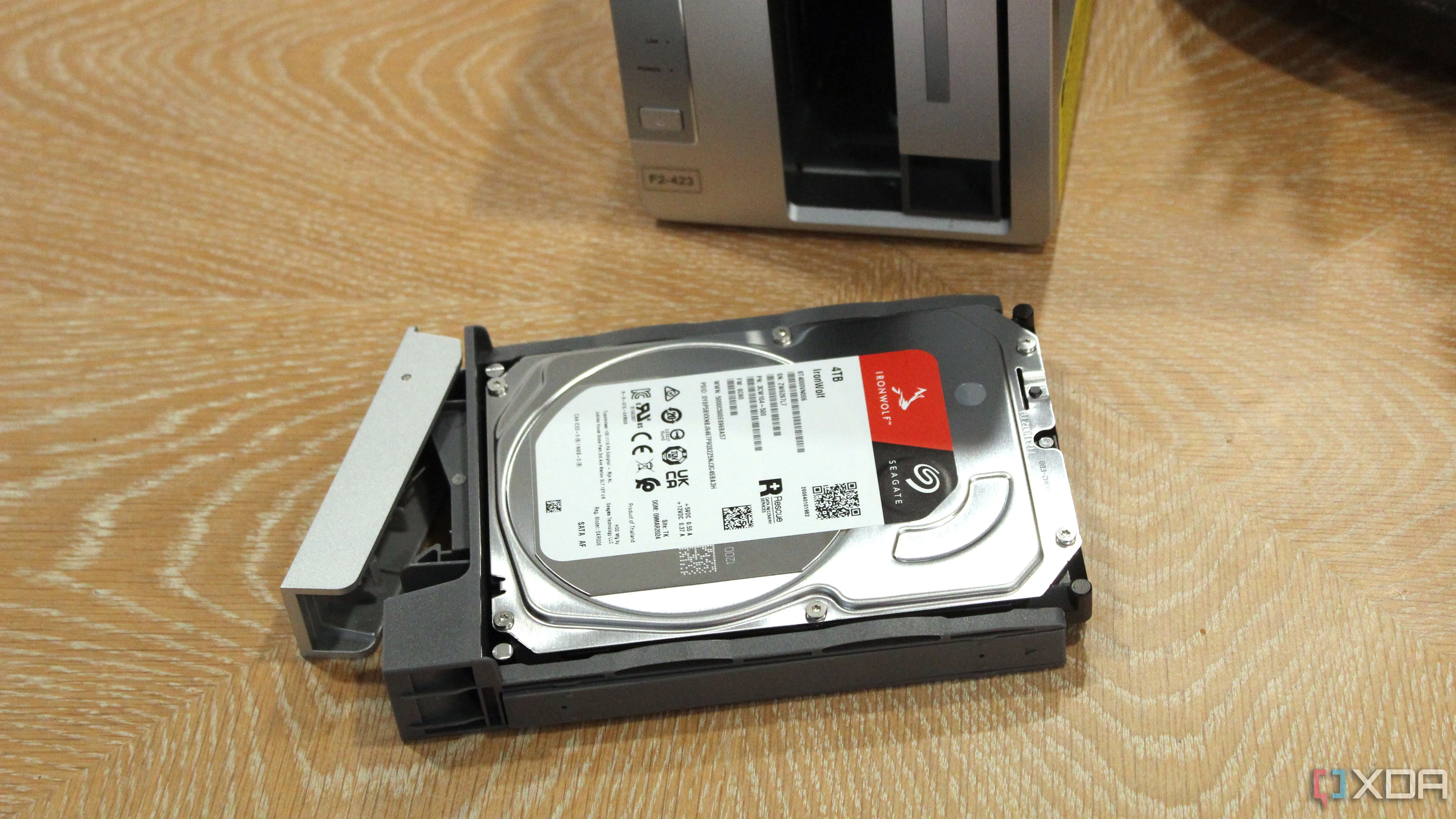 Hình ảnh ổ cứng HDD TeraMaster trong khung, tượng trưng cho việc tái sử dụng hoặc bán lại ổ cứng cũ.