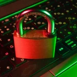 Hình ảnh ổ khóa tượng trưng cho bảo mật trên bàn phím laptop, minh họa Fail2ban bảo vệ home lab.