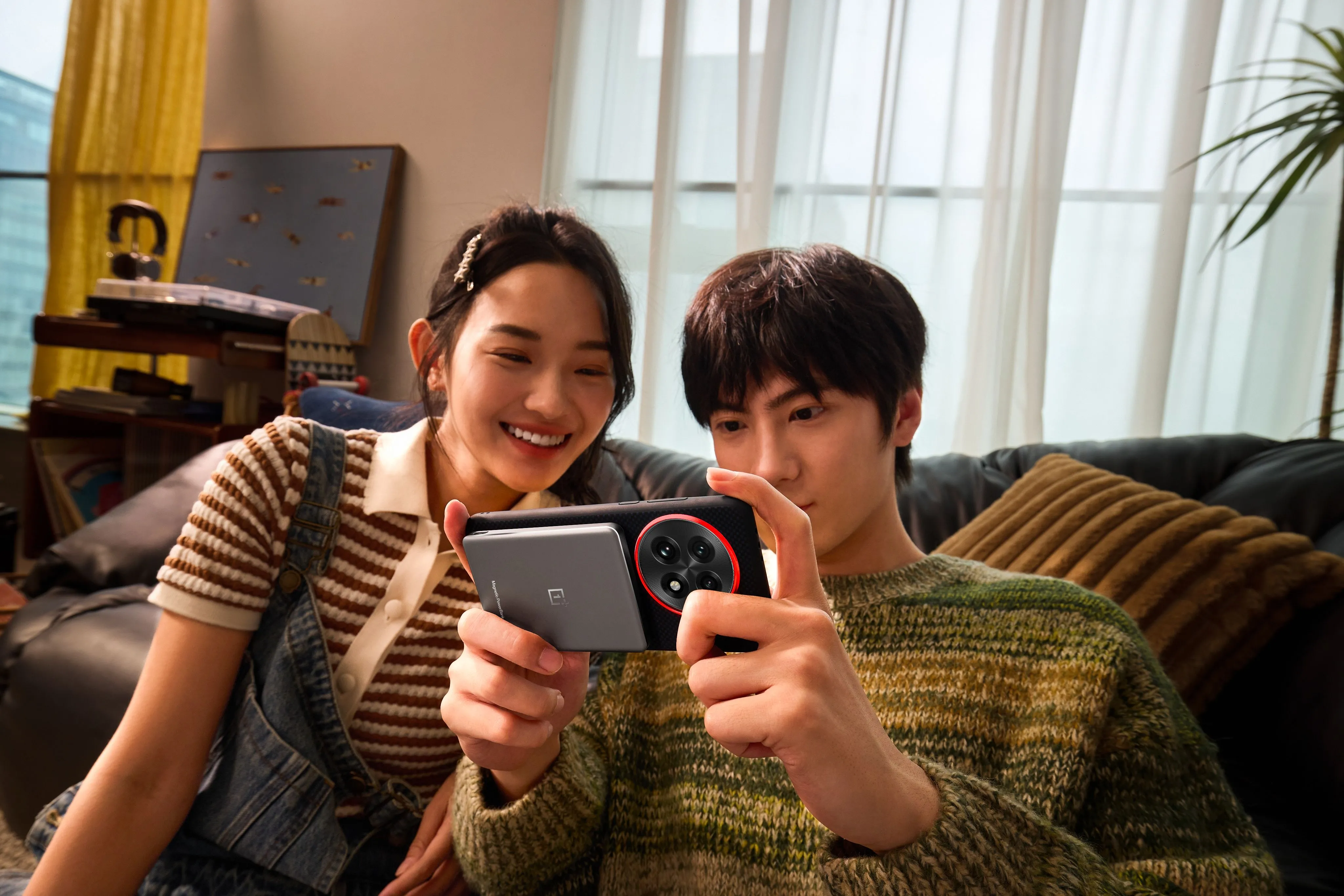 Hình ảnh sạc dự phòng OnePlus Slim từ tính 5000mAh màu đen, nổi bật thiết kế mỏng nhẹ và cổng sạc USB-C