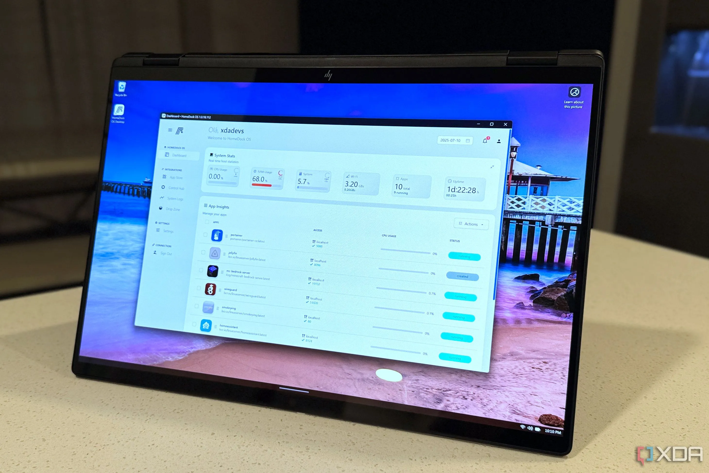 HomeDockOS đang chạy trên màn hình laptop, minh họa khả năng di động và giao diện người dùng thân thiện.
