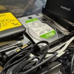 Hộp đựng các ổ đĩa cứng cũ dùng trong hệ thống home lab tự host