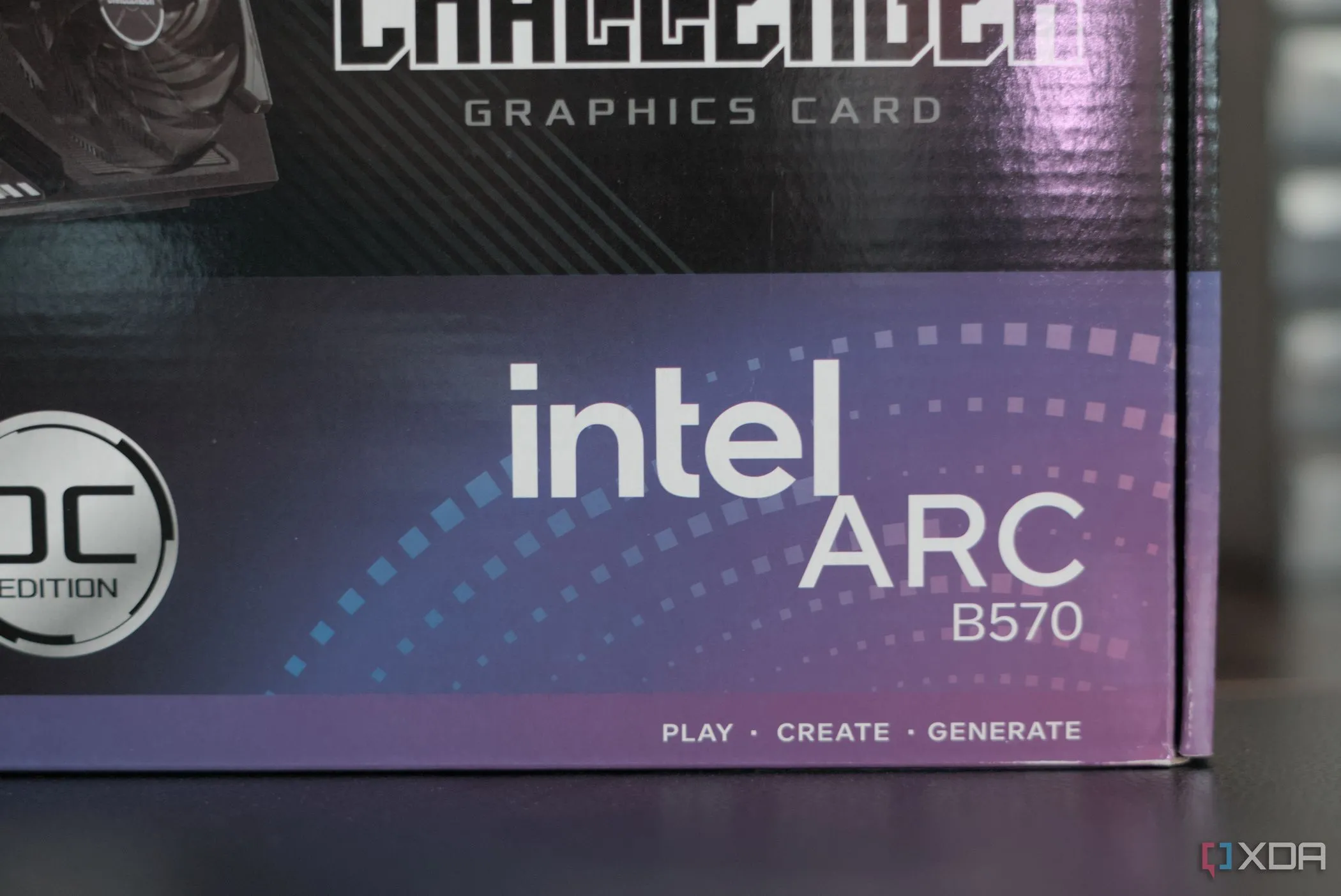 Hộp đựng card đồ họa ASRock Intel Arc B570 Challenger hiển thị logo và thông tin thương hiệu