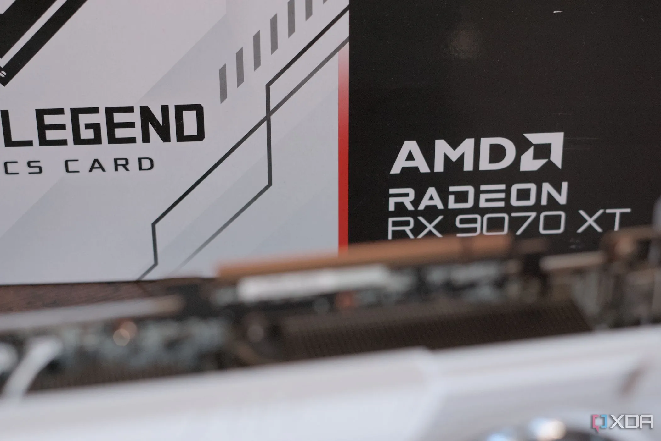 Hộp sản phẩm card đồ họa ASRock Radeon RX 9070 XT Steel Legend với thiết kế ấn tượng