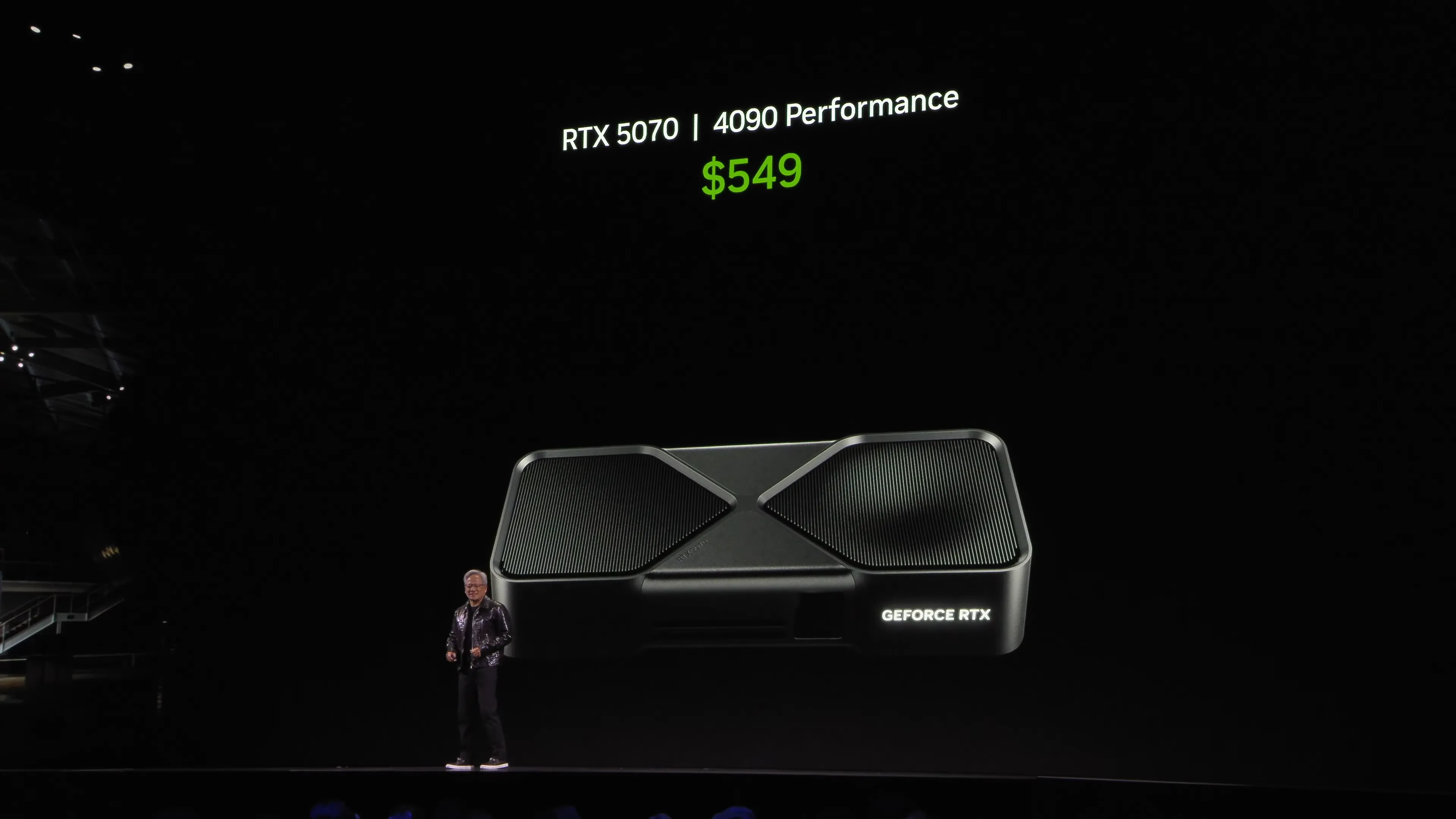 Jensen Huang, CEO NVIDIA, trình bày hiệu năng của RTX 5070 tại CES 2025, thể hiện lợi thế cạnh tranh.