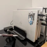 Kệ đỡ laptop dọc giúp tối ưu không gian, gợi ý tận dụng thiết bị cũ cho self-hosting