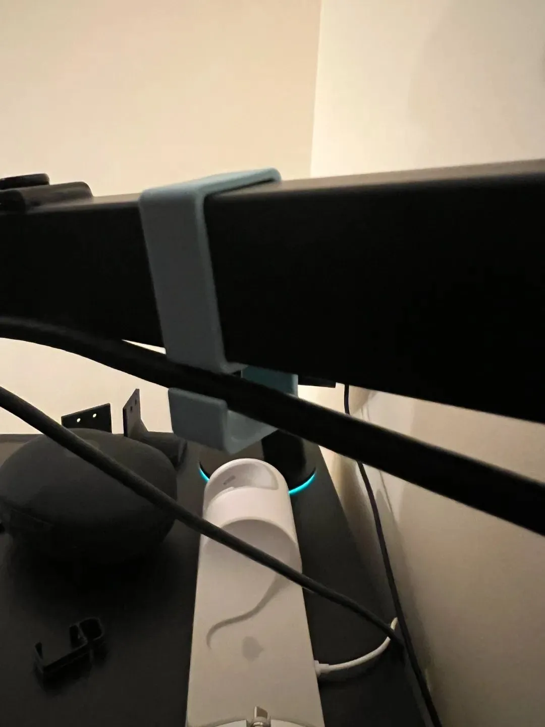 Kẹp và khay cáp được in 3D gắn phía sau màn hình máy tính, giúp cố định và định tuyến gọn gàng các dây HDMI, DisplayPort và nguồn điện, giấu chúng khỏi tầm nhìn.