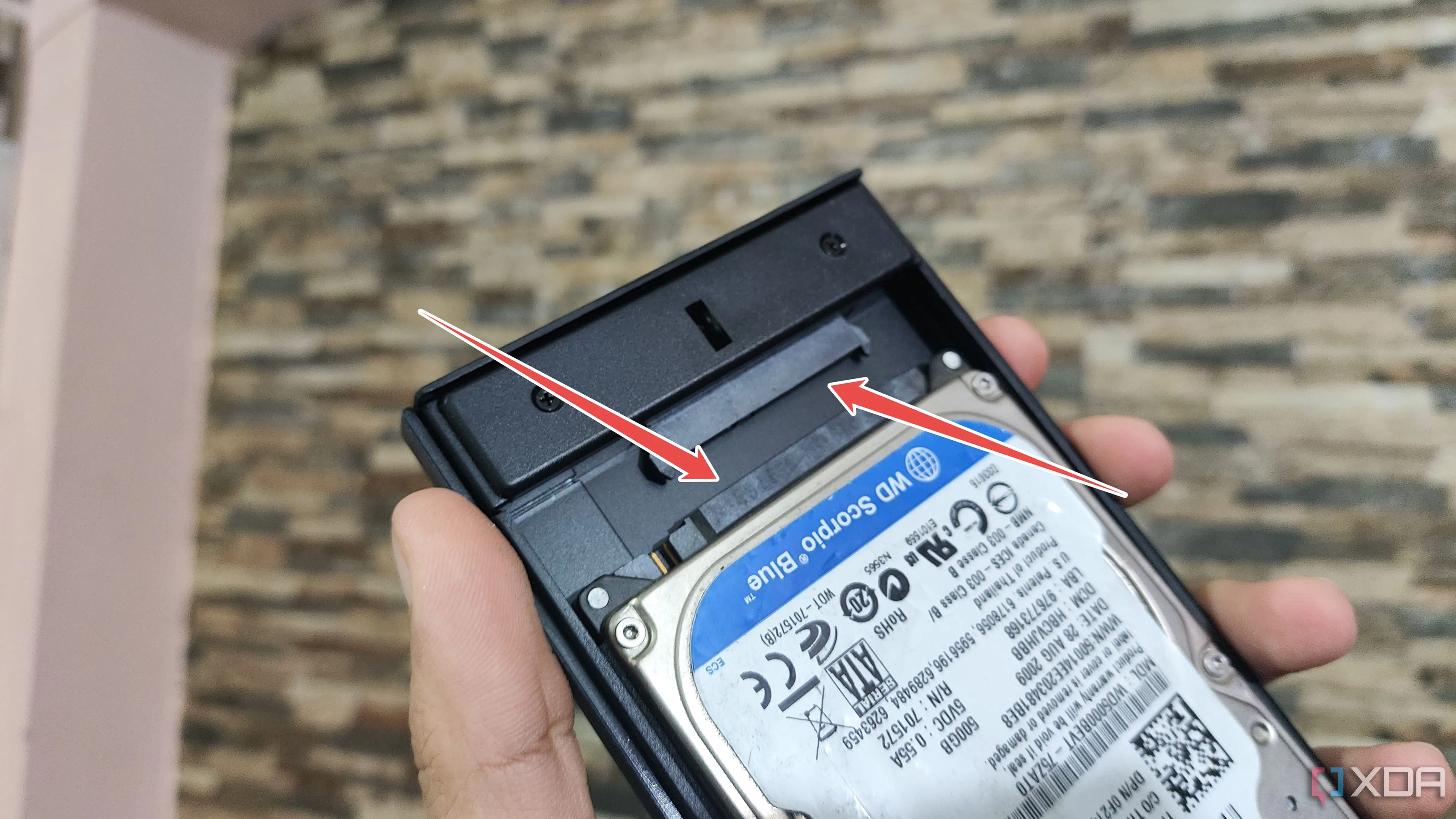 Kết nối cáp nguồn và SATA vào ổ cứng HDD để tạo ổ ngoài