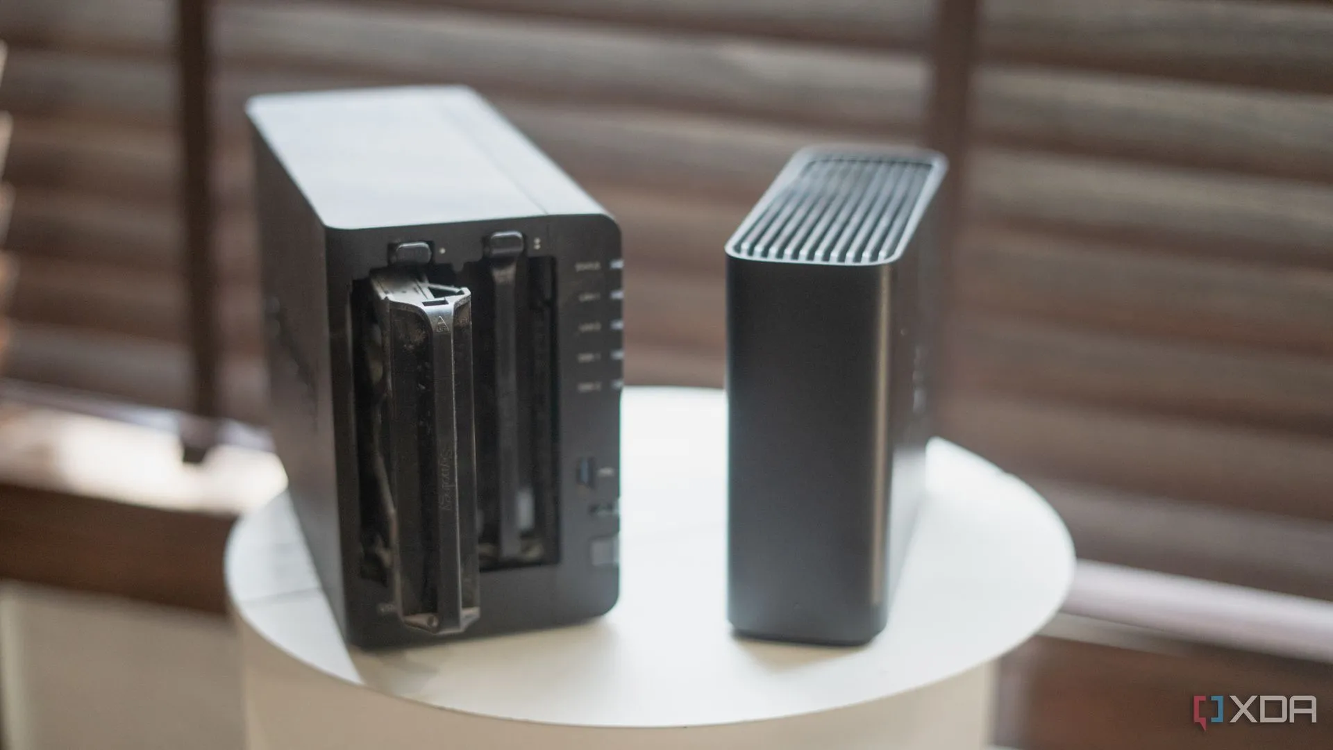 Khay ổ đĩa NAS và thiết bị Synology Beestation trên bàn, tượng trưng cho giải pháp sao lưu off-site và bảo vệ dữ liệu NAS