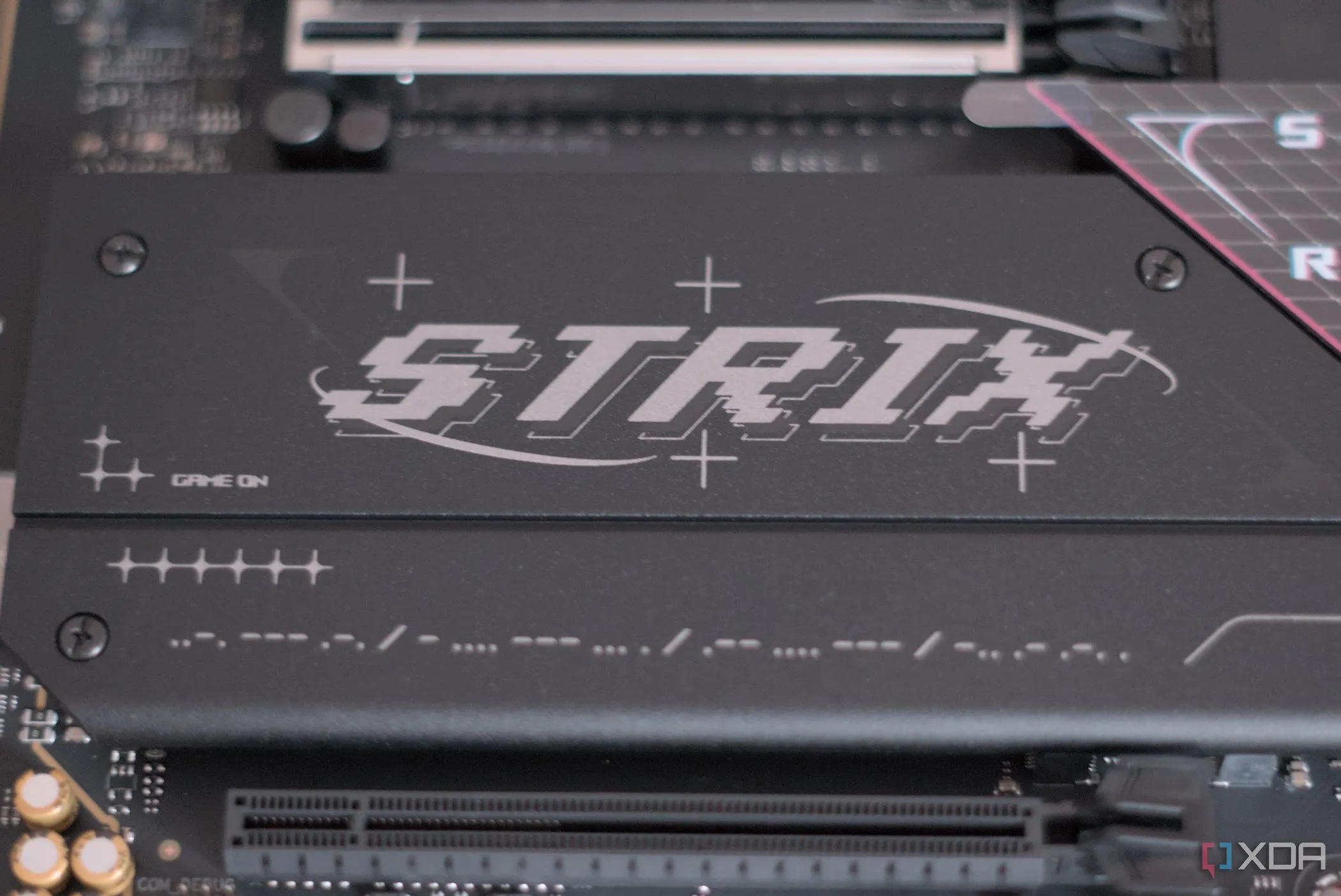 Khe cắm SSD M.2 trên mainboard Asus ROG Strix B850-F Gaming WiFi với logo và heatsink