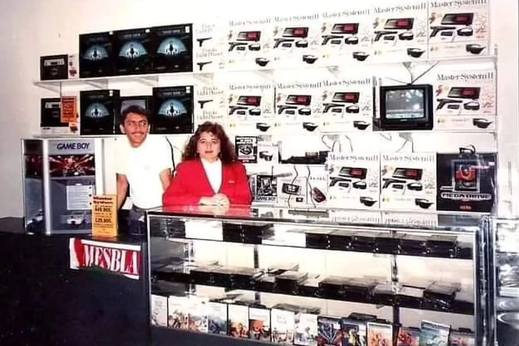 Khung cảnh một cửa hàng game Mesbla ở Fortaleza, Brazil vào năm 1992, nơi Sega Master System và các tựa game được bày bán, minh họa sự hình thành văn hóa chơi game tại nước này.