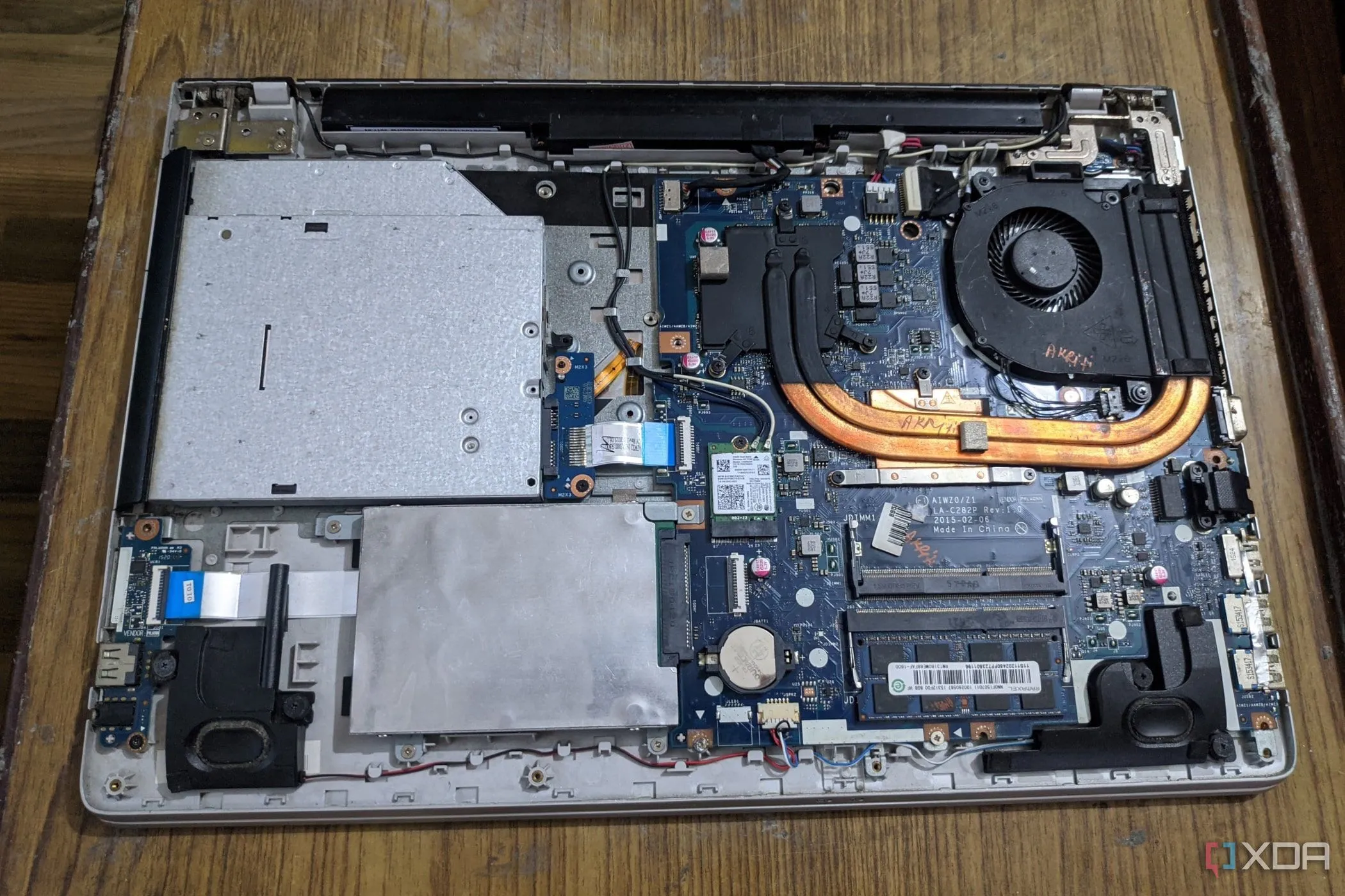 Kiểm tra bên trong laptop để phát hiện lỗi phần cứng gây ra tiếng ồn bất thường
