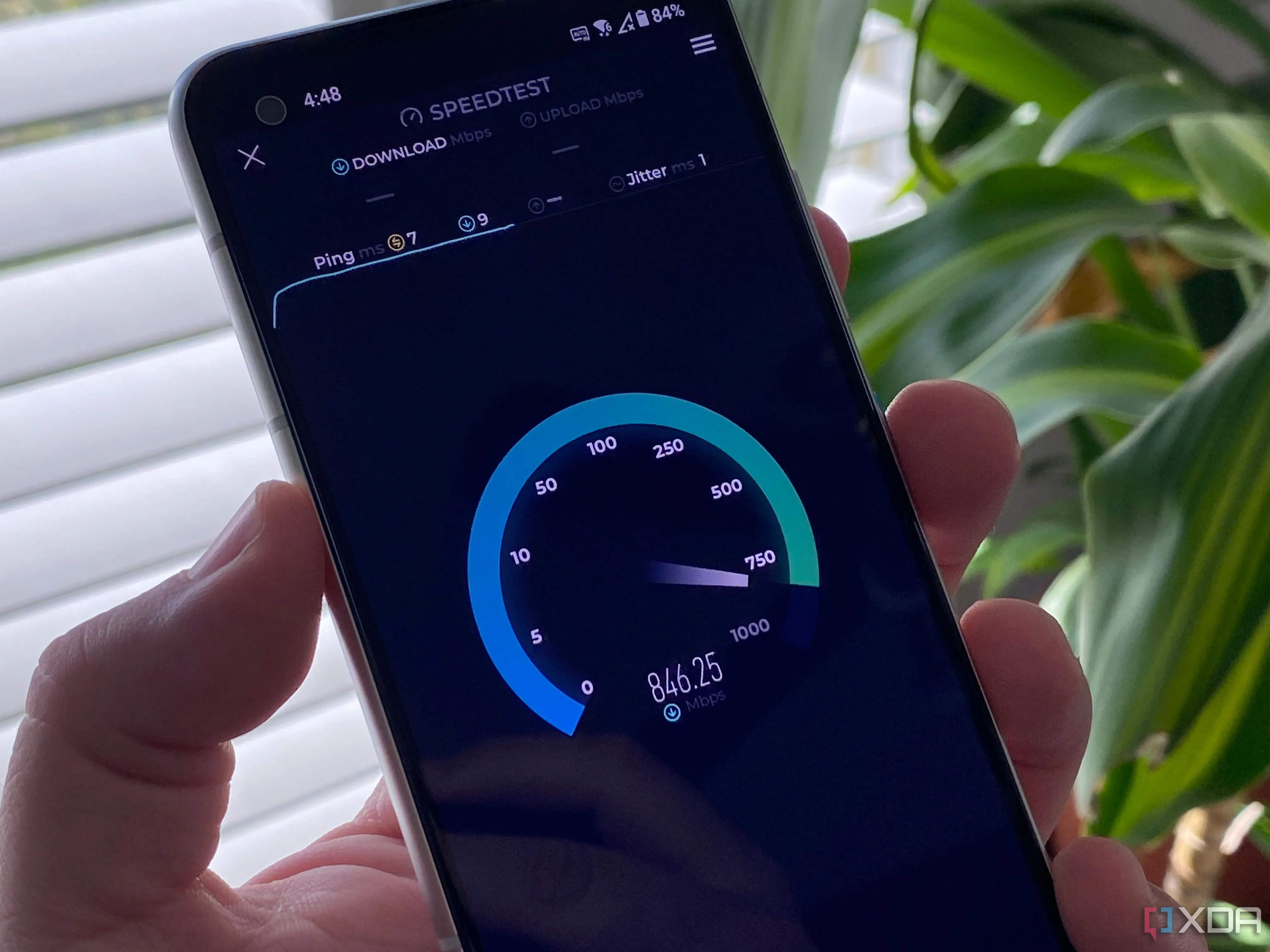 Kiểm tra tốc độ Internet trên điện thoại Samsung Galaxy, cho thấy hiệu suất ổn định của cáp quang FTTH ngay cả trong điều kiện thời tiết xấu