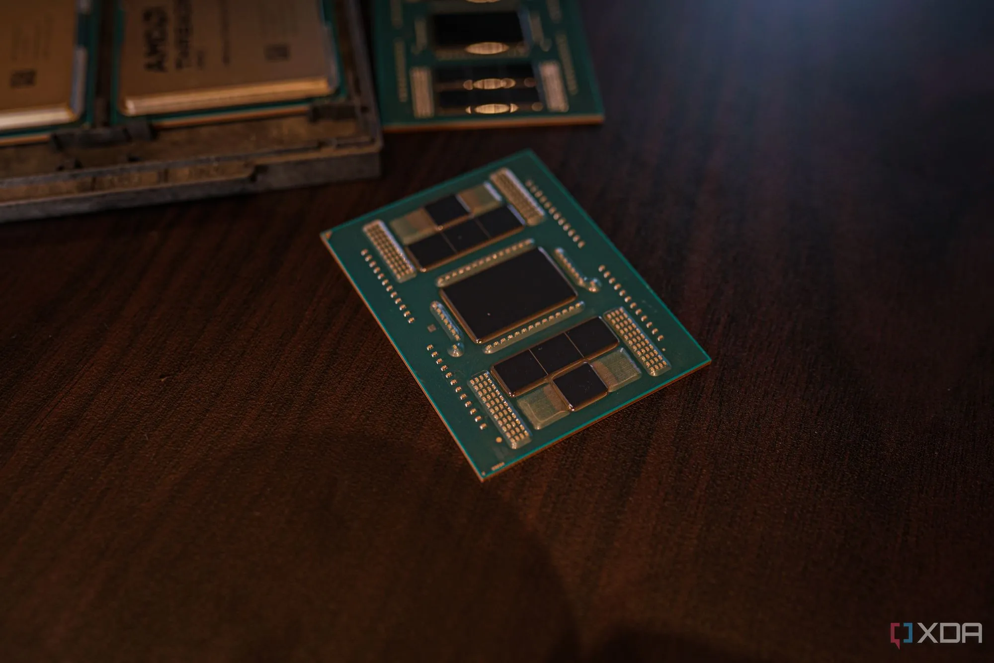 Kiến trúc bên trong CPU AMD Threadripper 9980X với nhiều Core Complex Dies (CCDs) và I/O Die trung tâm