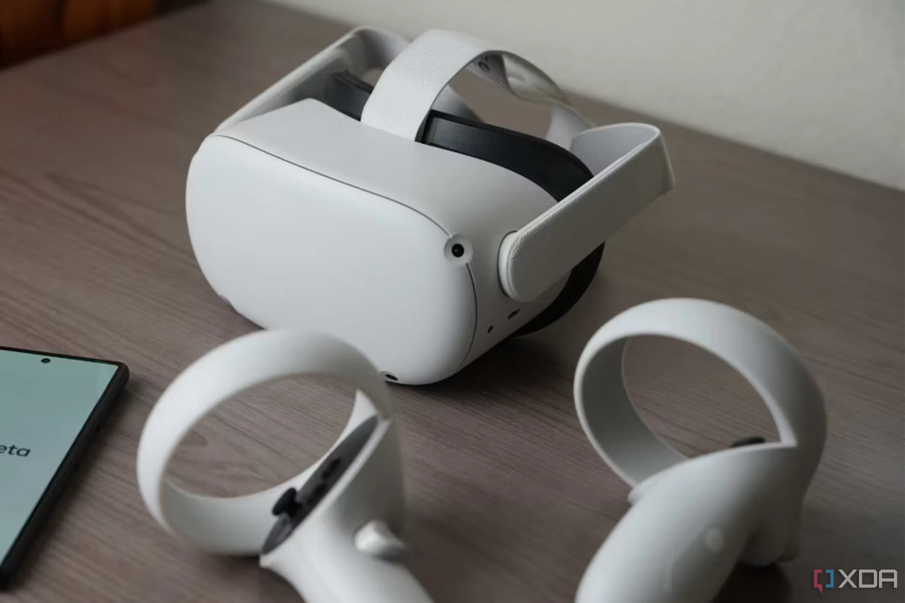 Kính thực tế ảo Meta Quest 2 đặt trên bàn, tượng trưng cho công nghệ VR