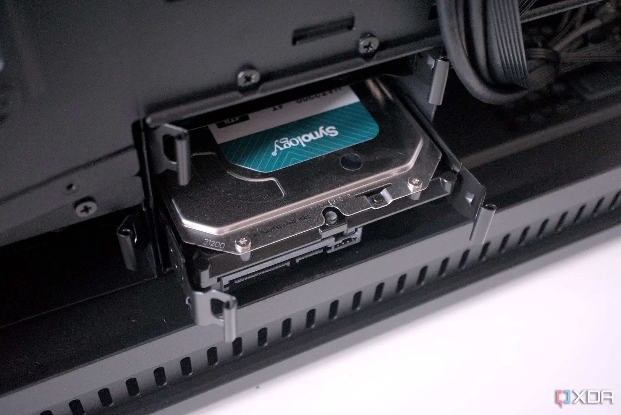 Lắp ổ cứng HDD vào bên trong vỏ case Asus ProArt PA602