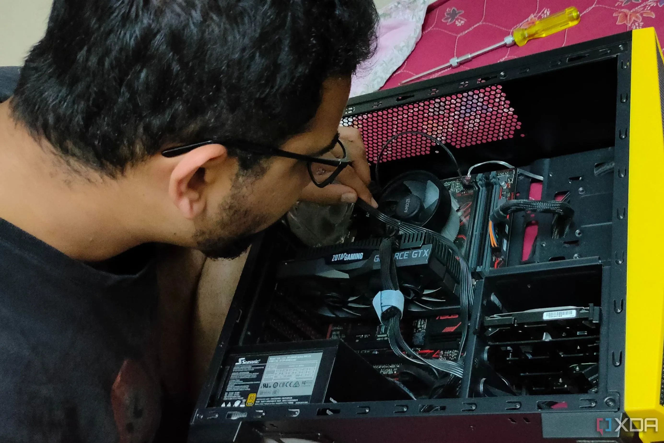 Lắp ráp PC chơi game với CPU Ryzen và GPU Nvidia, minh họa sự phức tạp khi xây dựng