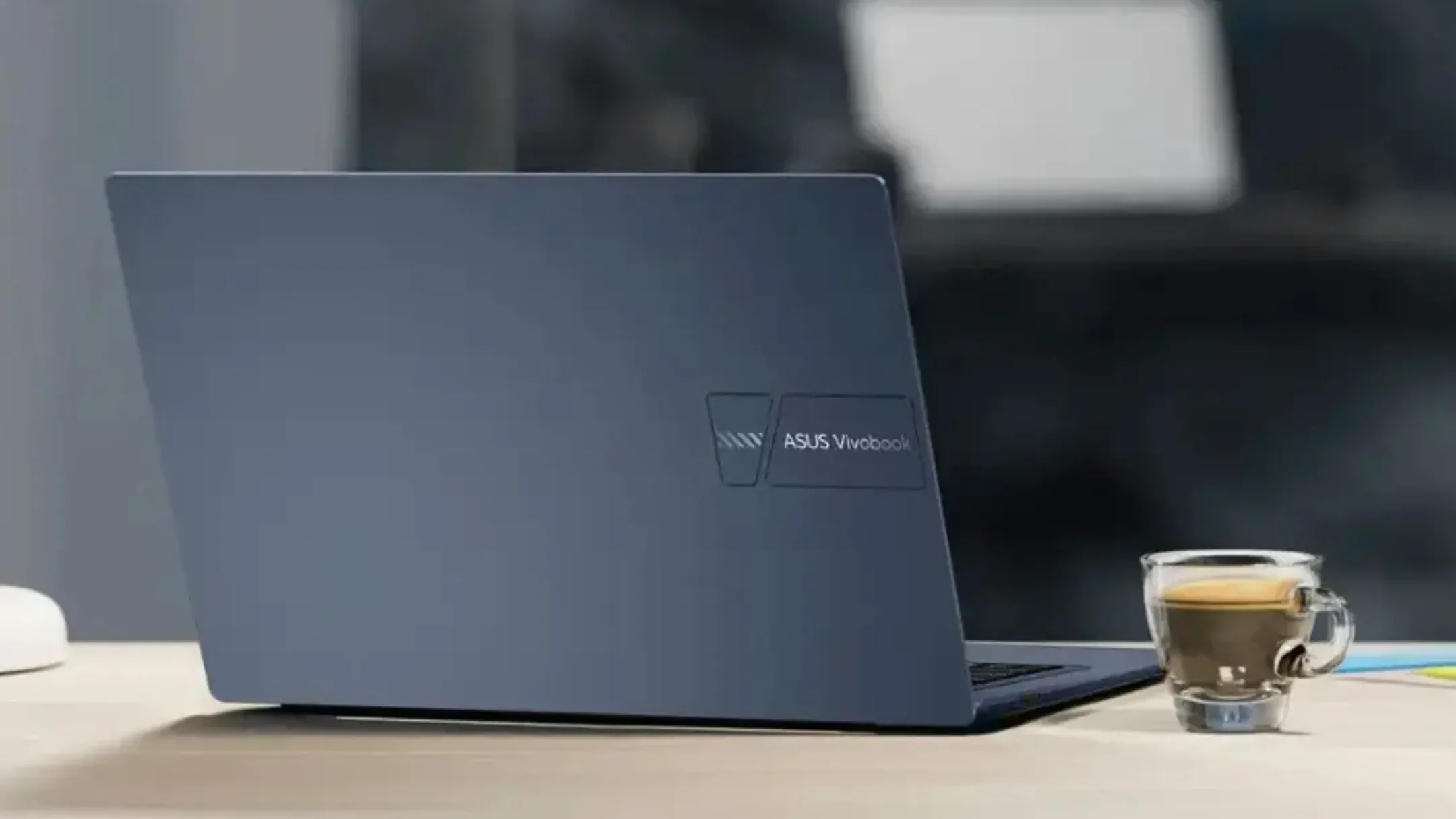 Laptop Asus Vivobook 14 trên bàn làm việc, minh họa sự tiện dụng cho học tập và công việc hàng ngày.