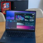Laptop chạy Arch Linux hiển thị website XDA-Developers, minh họa khả năng tương thích của Btrfs với hệ điều hành Linux
