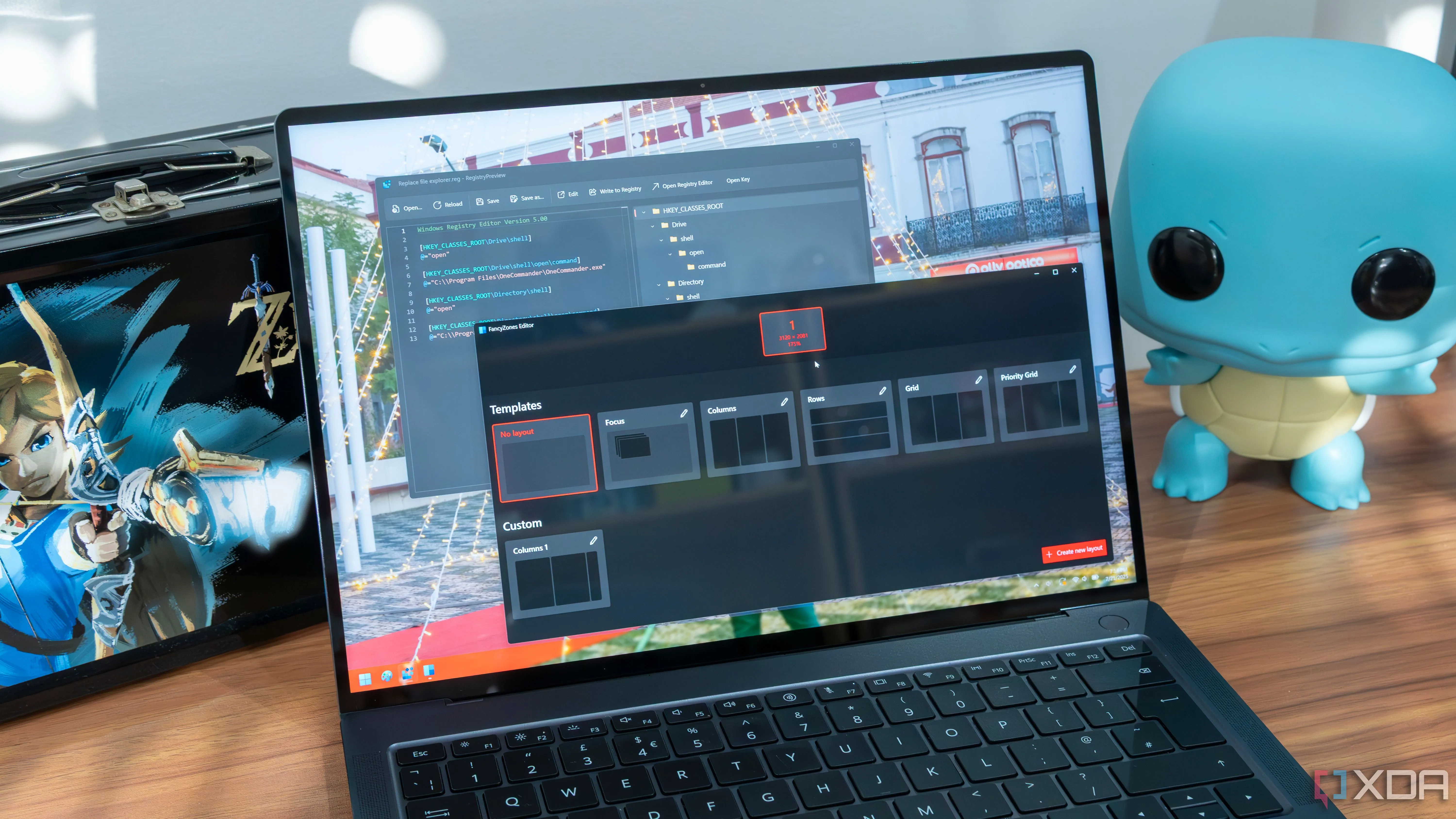 Laptop chạy Windows 11 hiển thị cài đặt PowerToys FancyZones và cửa sổ Registry Editor