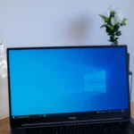 Laptop đang chạy hệ điều hành Windows 10 với thông báo hỗ trợ sắp kết thúc