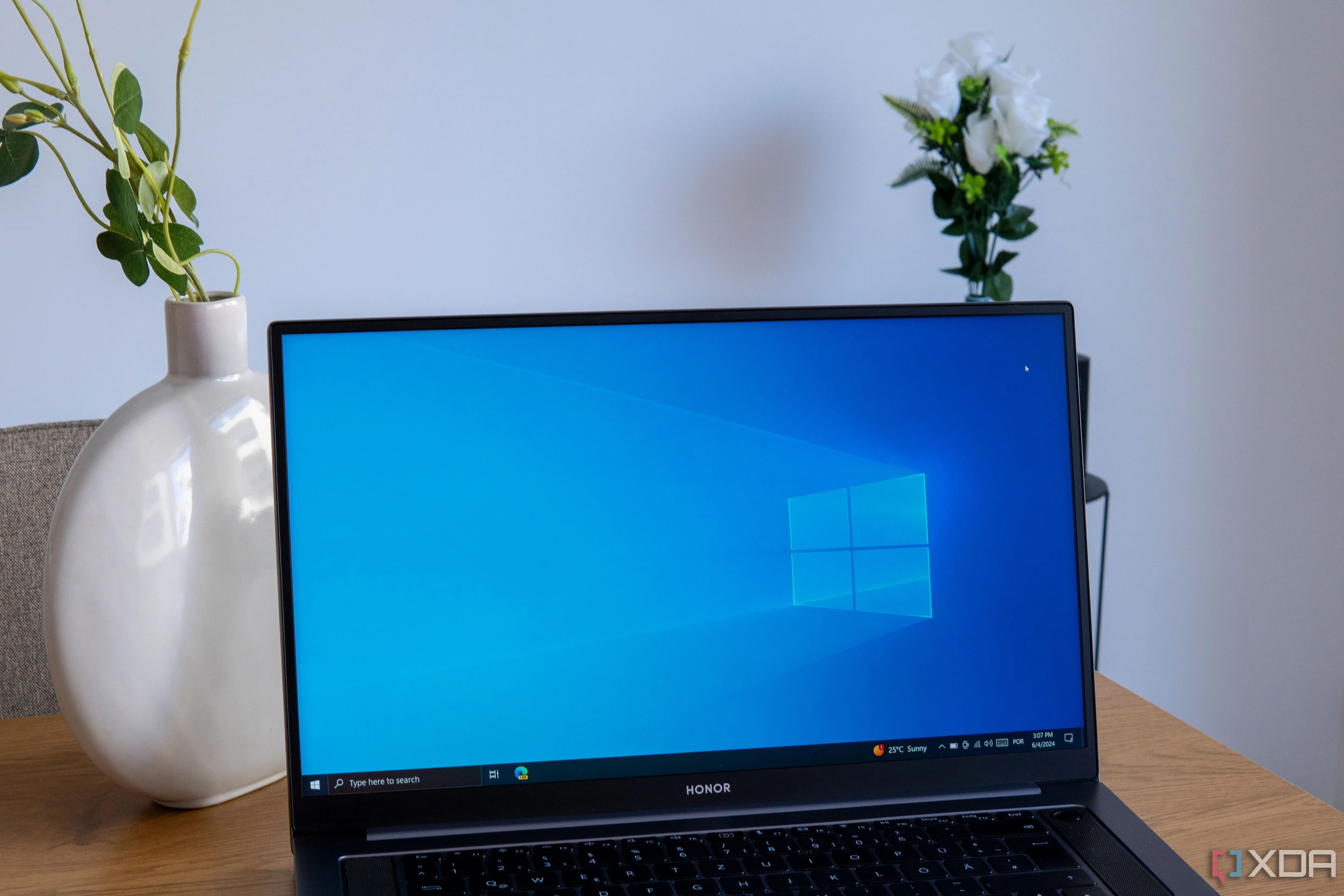 Laptop đang chạy hệ điều hành Windows 10 với thông báo hỗ trợ sắp kết thúc