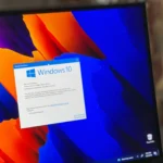 Laptop hiển thị logo Windows 10, minh họa vấn đề cập nhật Microsoft 365