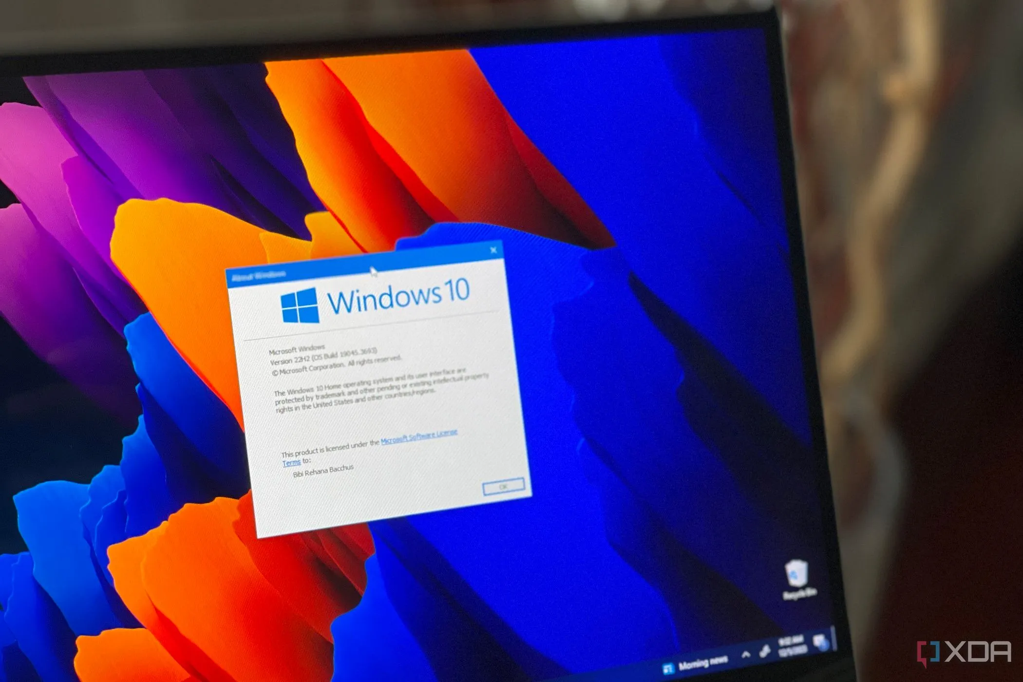 Laptop hiển thị logo Windows 10, minh họa vấn đề cập nhật Microsoft 365