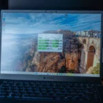Laptop Windows 11 đang chạy bài kiểm tra hiệu suất ổ đĩa bằng CrystalDiskMark để so sánh ReFS và NTFS.