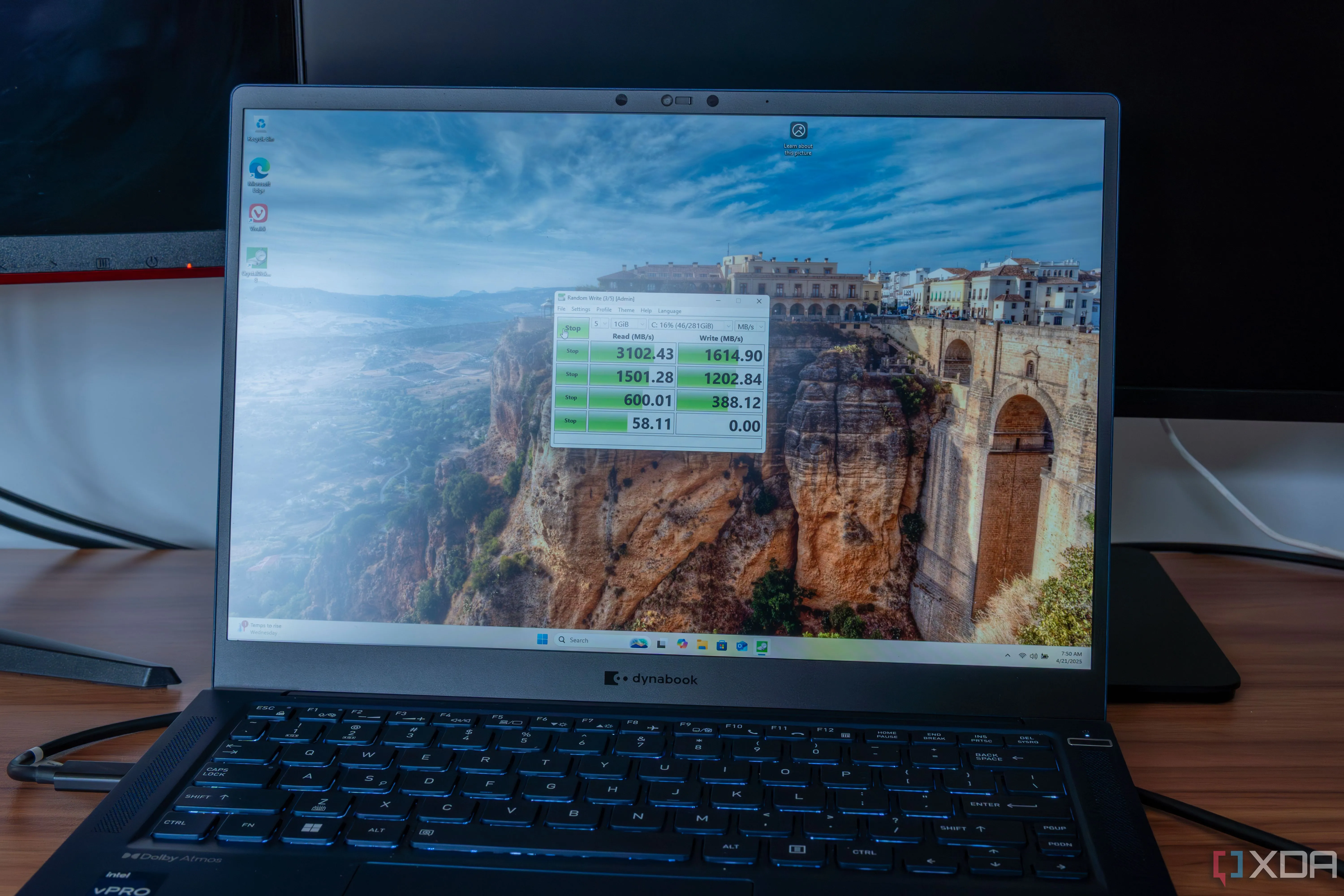 Laptop Windows 11 đang chạy bài kiểm tra hiệu suất ổ đĩa bằng CrystalDiskMark để so sánh ReFS và NTFS.