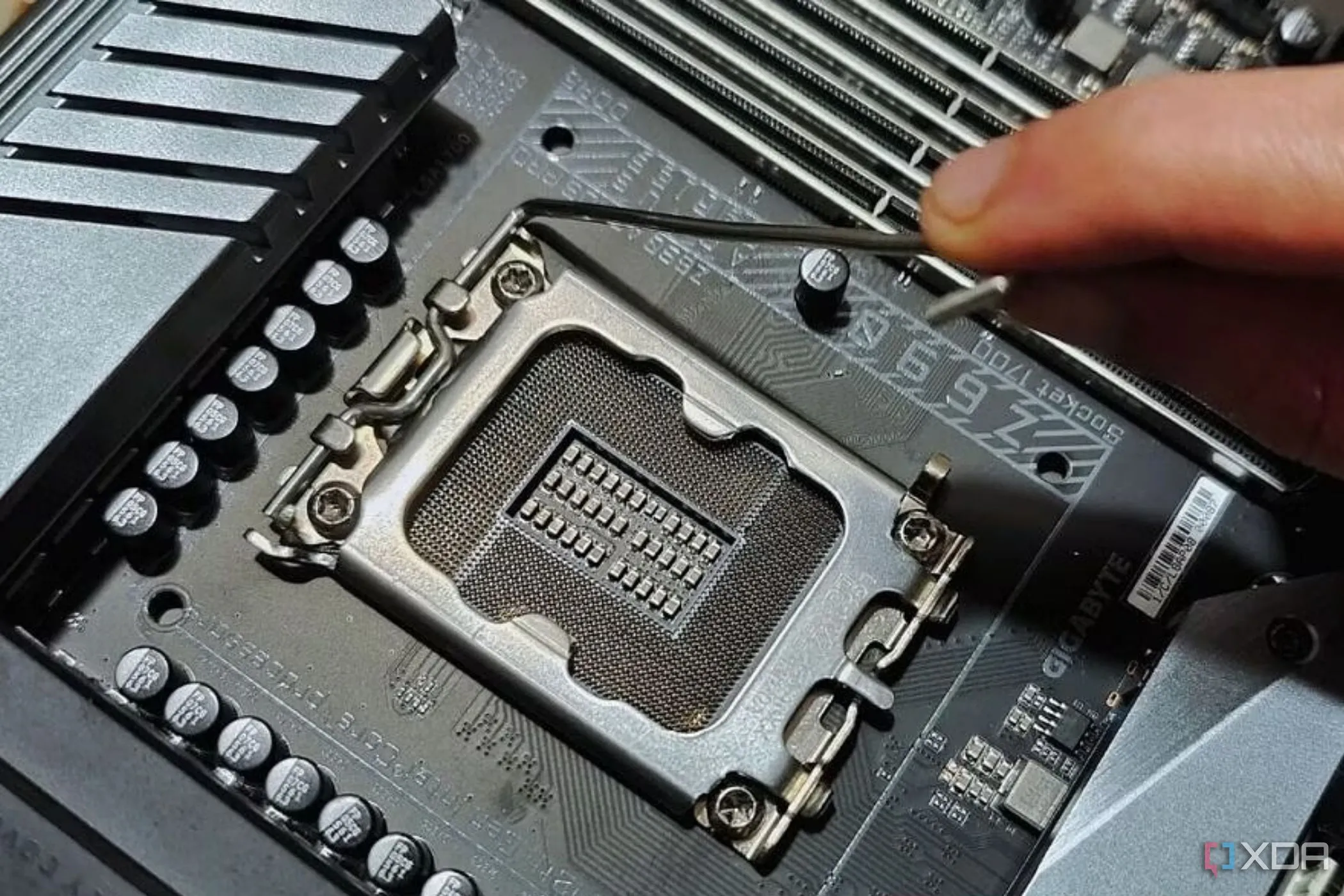 Lẫy khóa CPU trên socket bo mạch chủ, liên quan đến kết nối PCIe giữa CPU và các thiết bị ngoại vi.