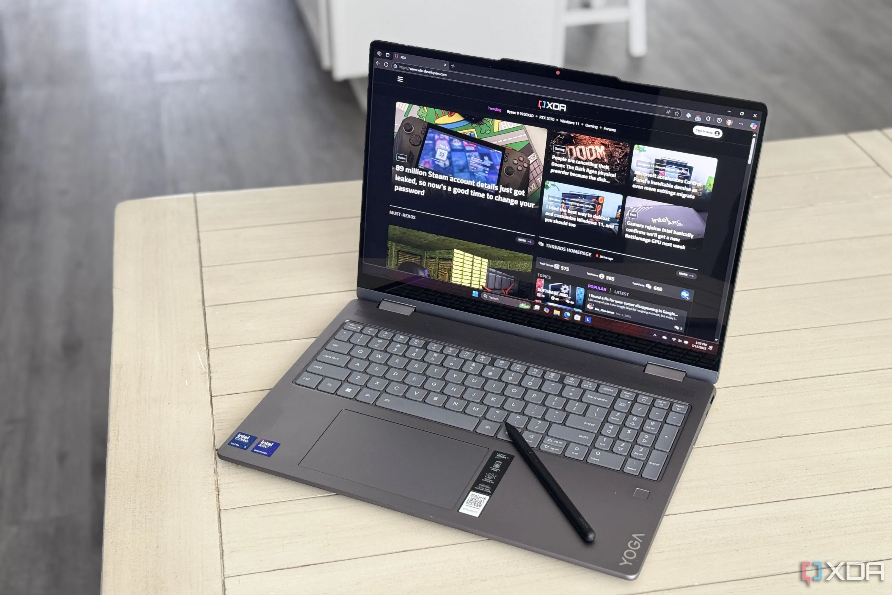 Lenovo Yoga 7i 2-in-1 16 inch (2025) mở ra với bút stylus trên bàn phím