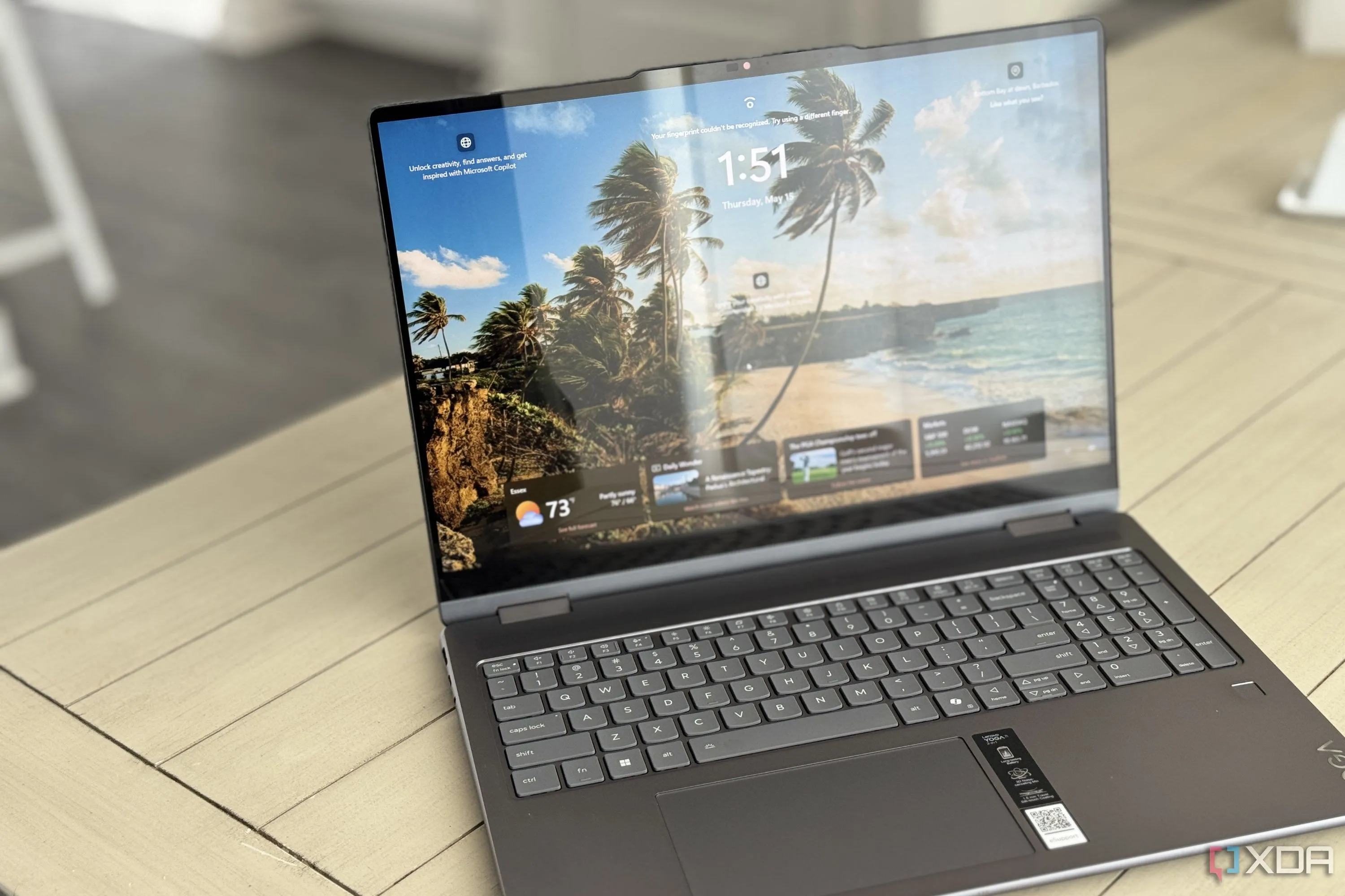 Lenovo Yoga 7i 2-in-1 16 inch (2025) ở chế độ laptop truyền thống